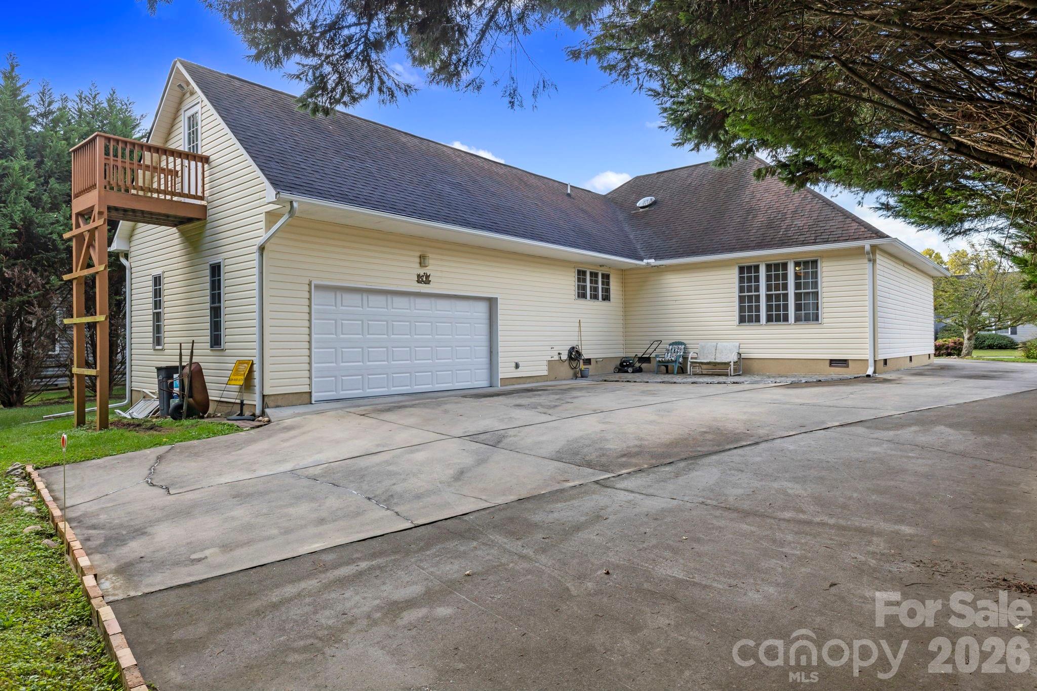 372 Kingfisher Lane — Mills River