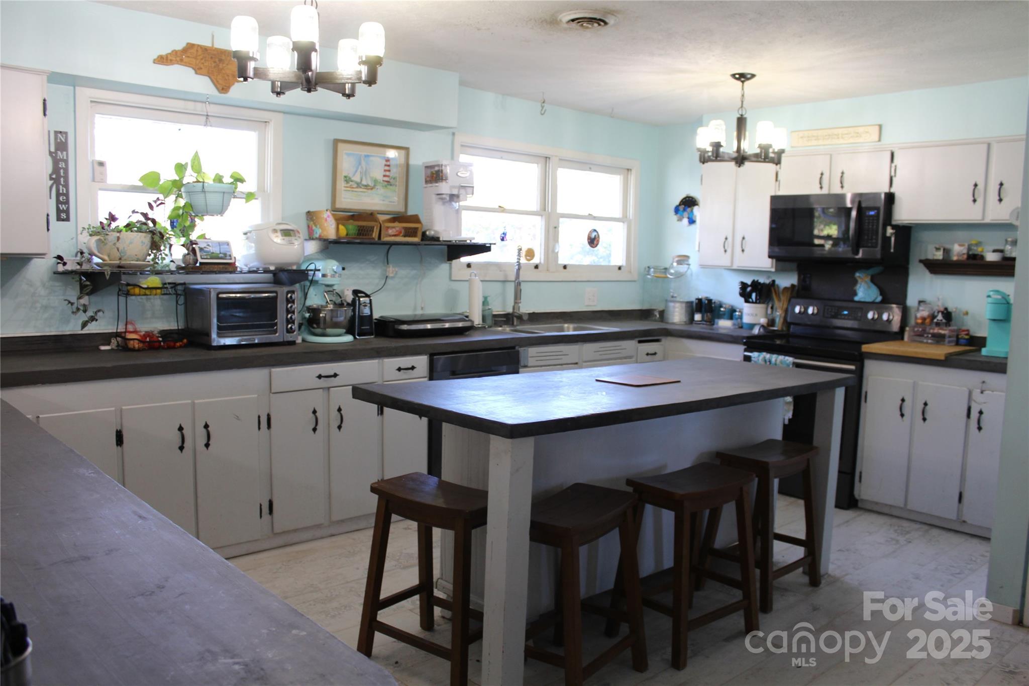 107 N Matthews Street — Morganton