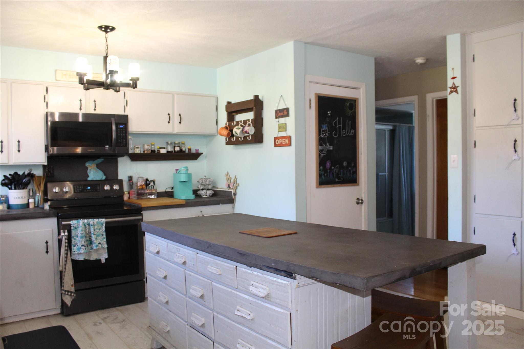 107 N Matthews Street — Morganton
