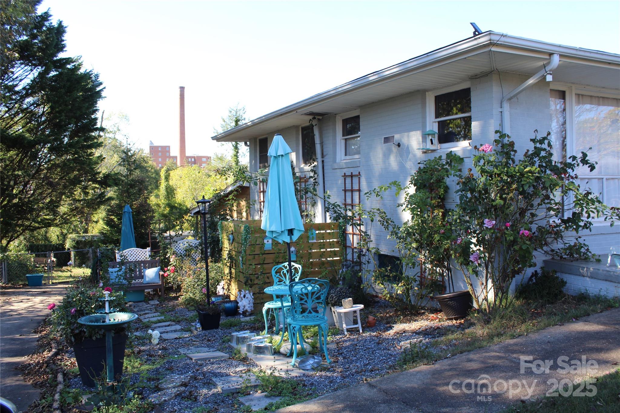 107 N Matthews Street — Morganton