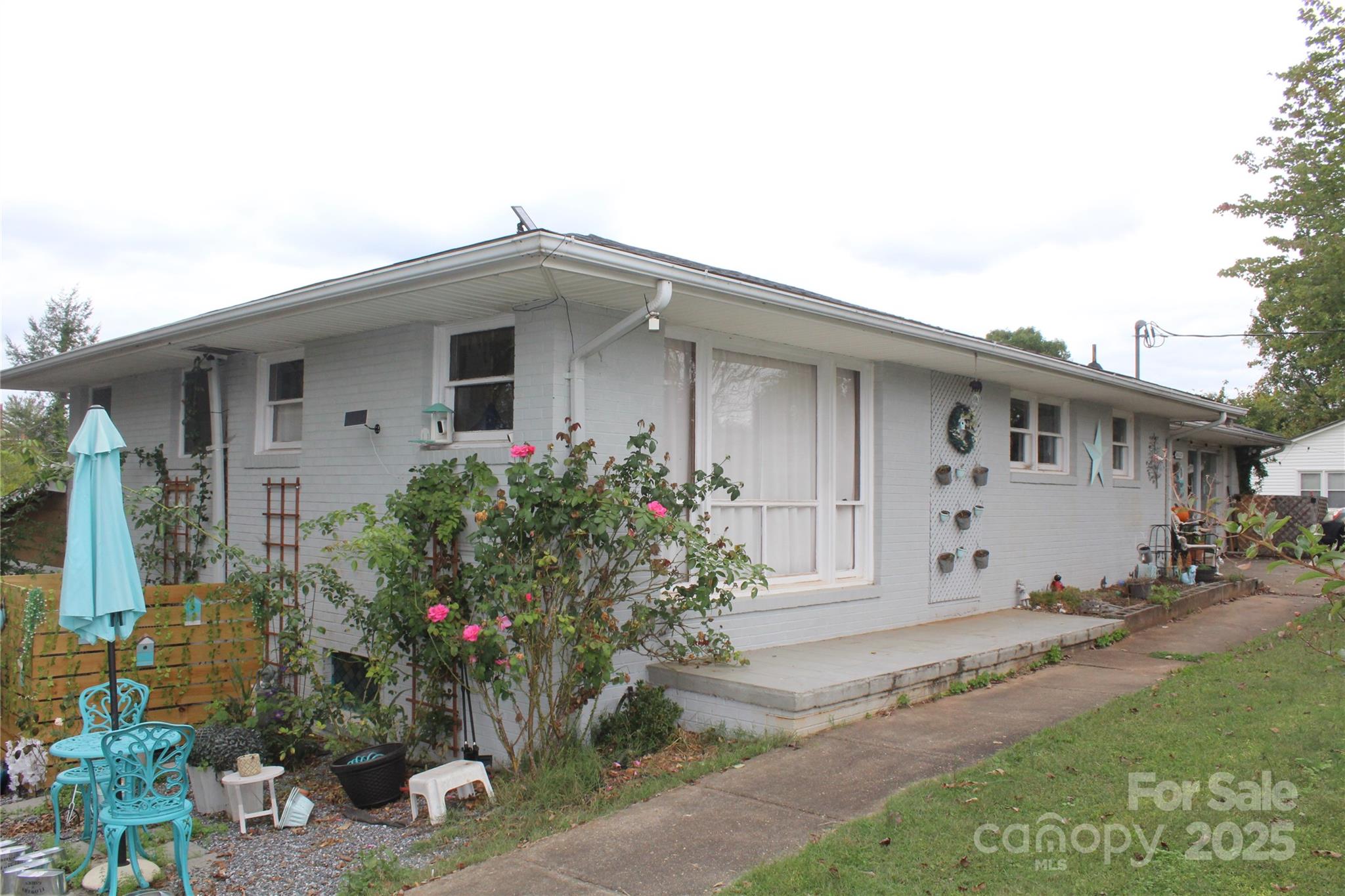 107 N Matthews Street — Morganton