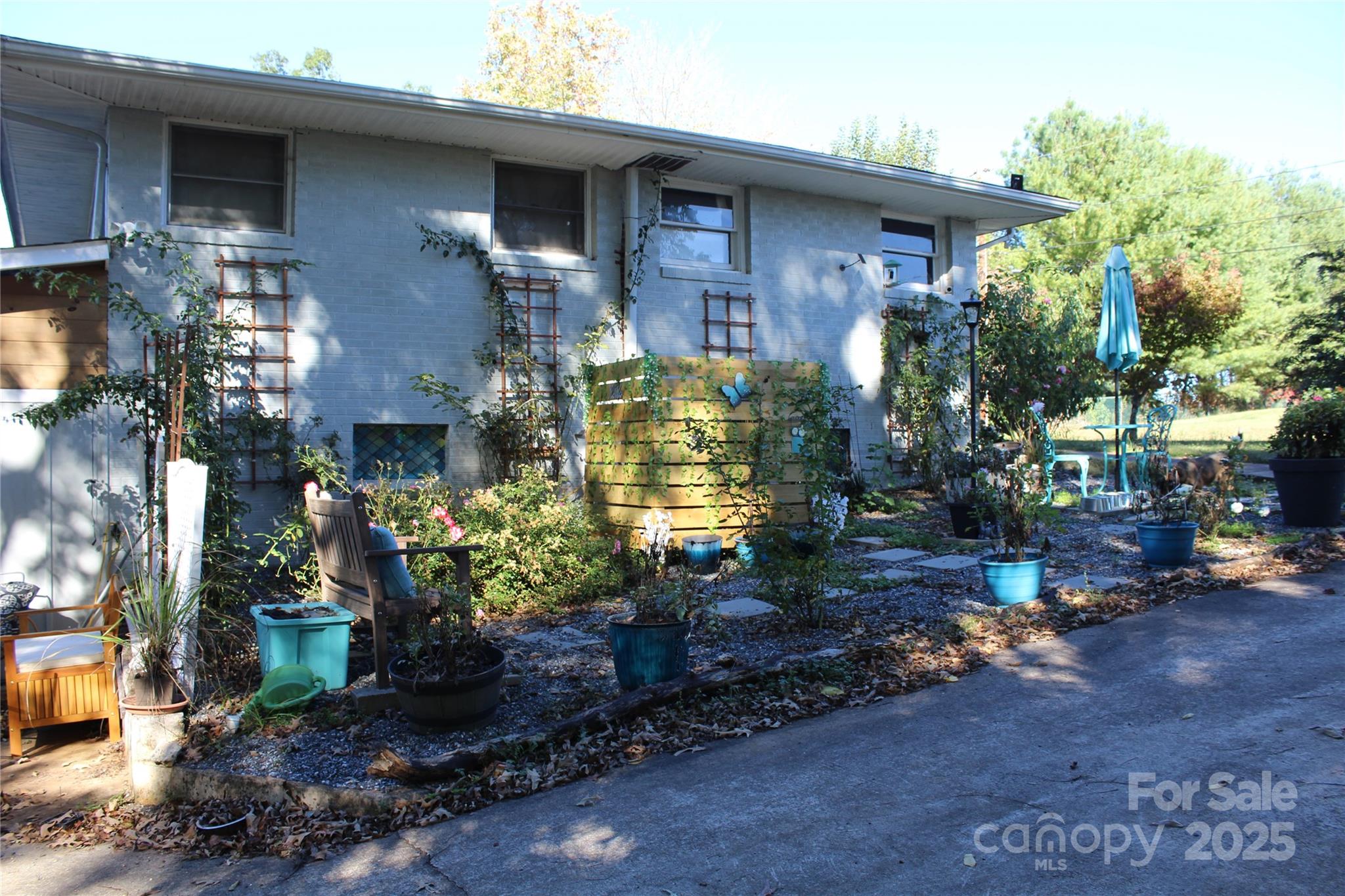 107 N Matthews Street — Morganton