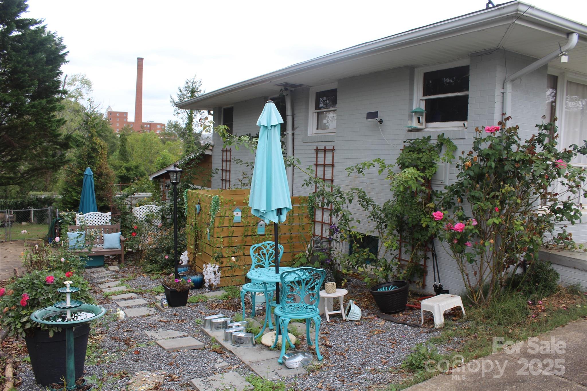 107 N Matthews Street — Morganton