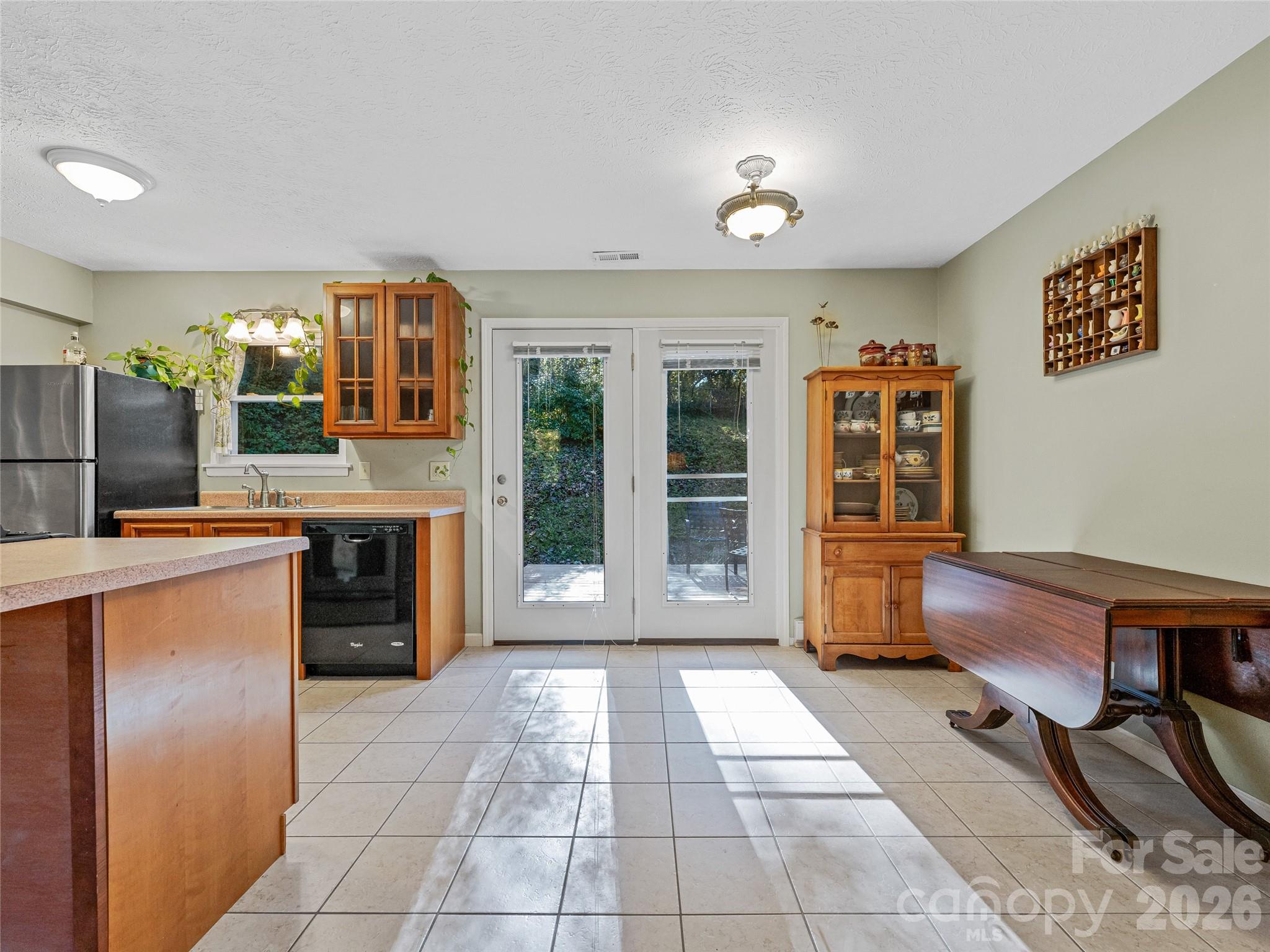 5 West Cove Street — Weaverville