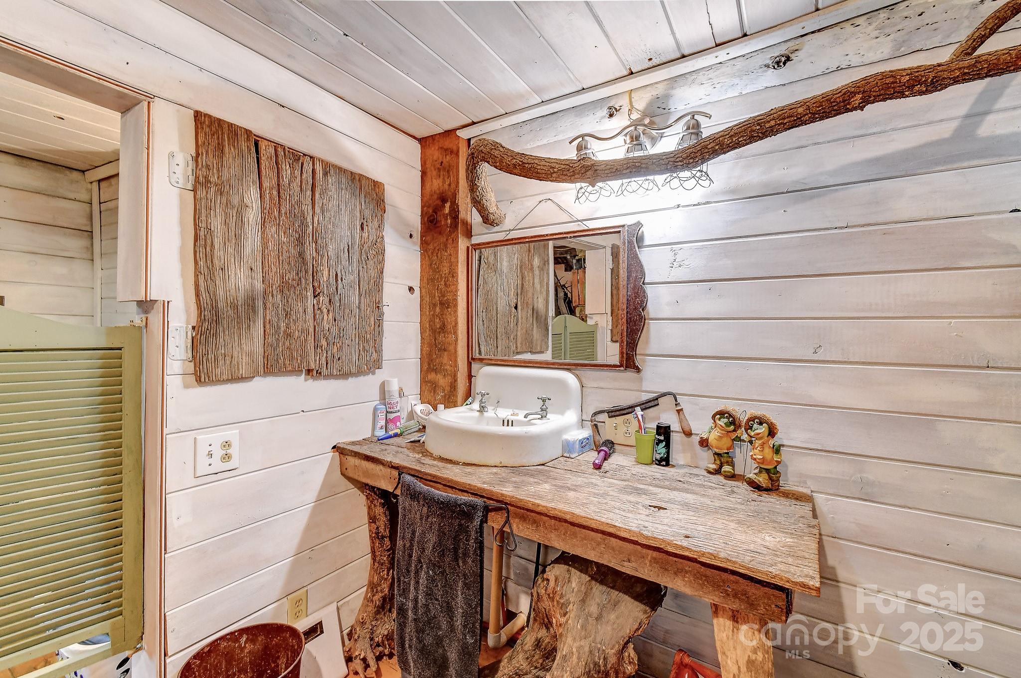 105 Home Place Road — Maggie Valley