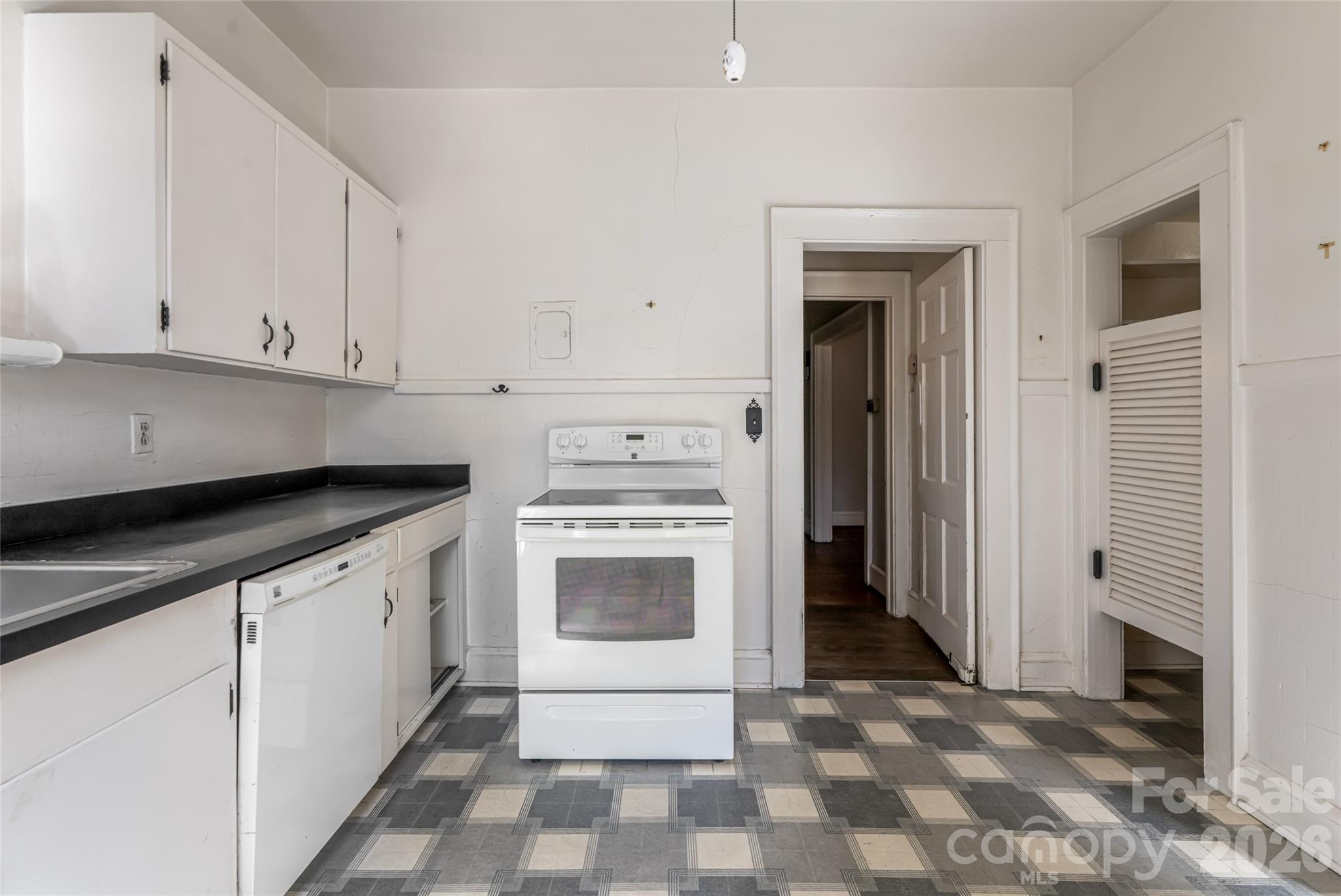 325 Vanderbilt Road — Asheville
