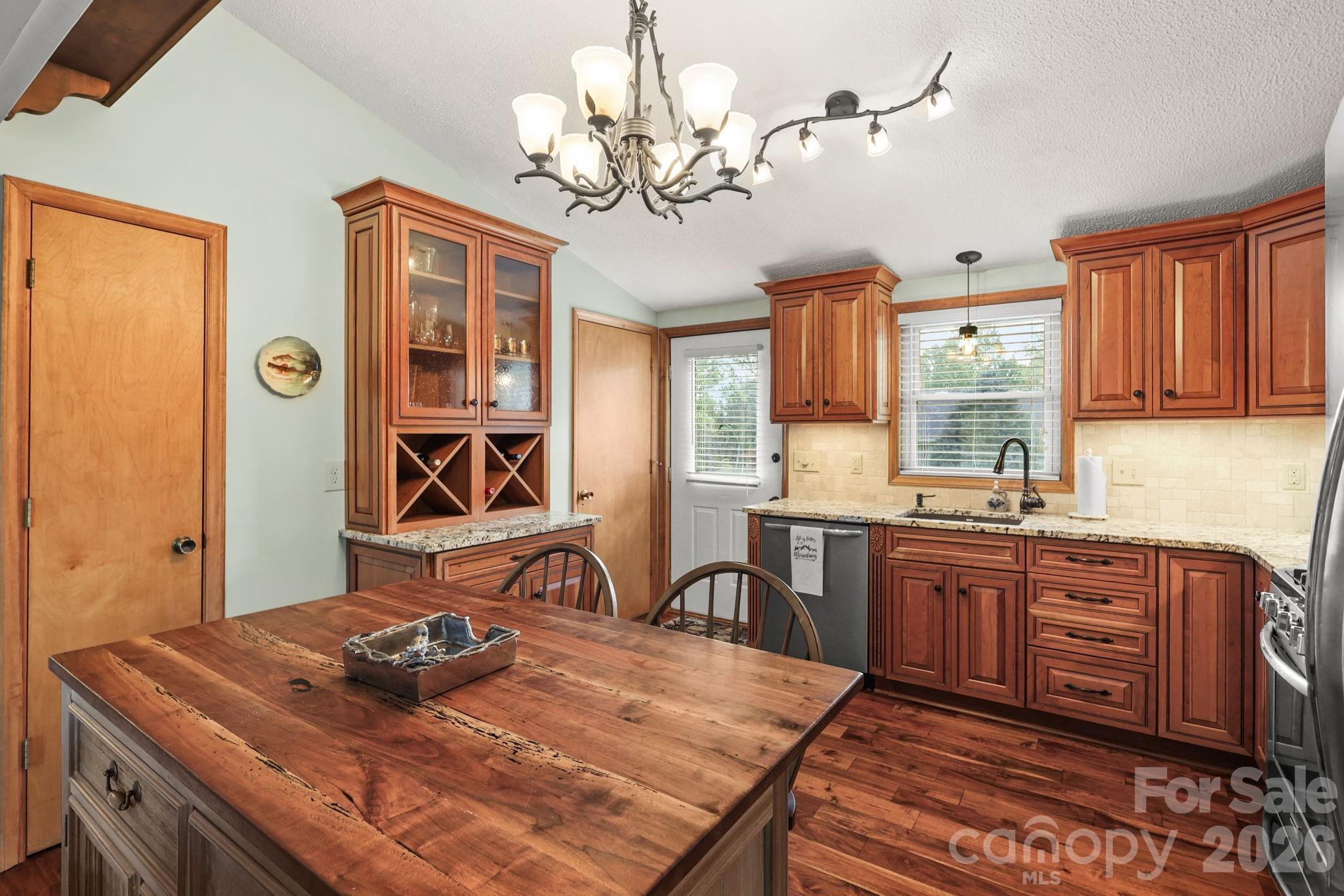 228 Snowshoe Loop — Newland