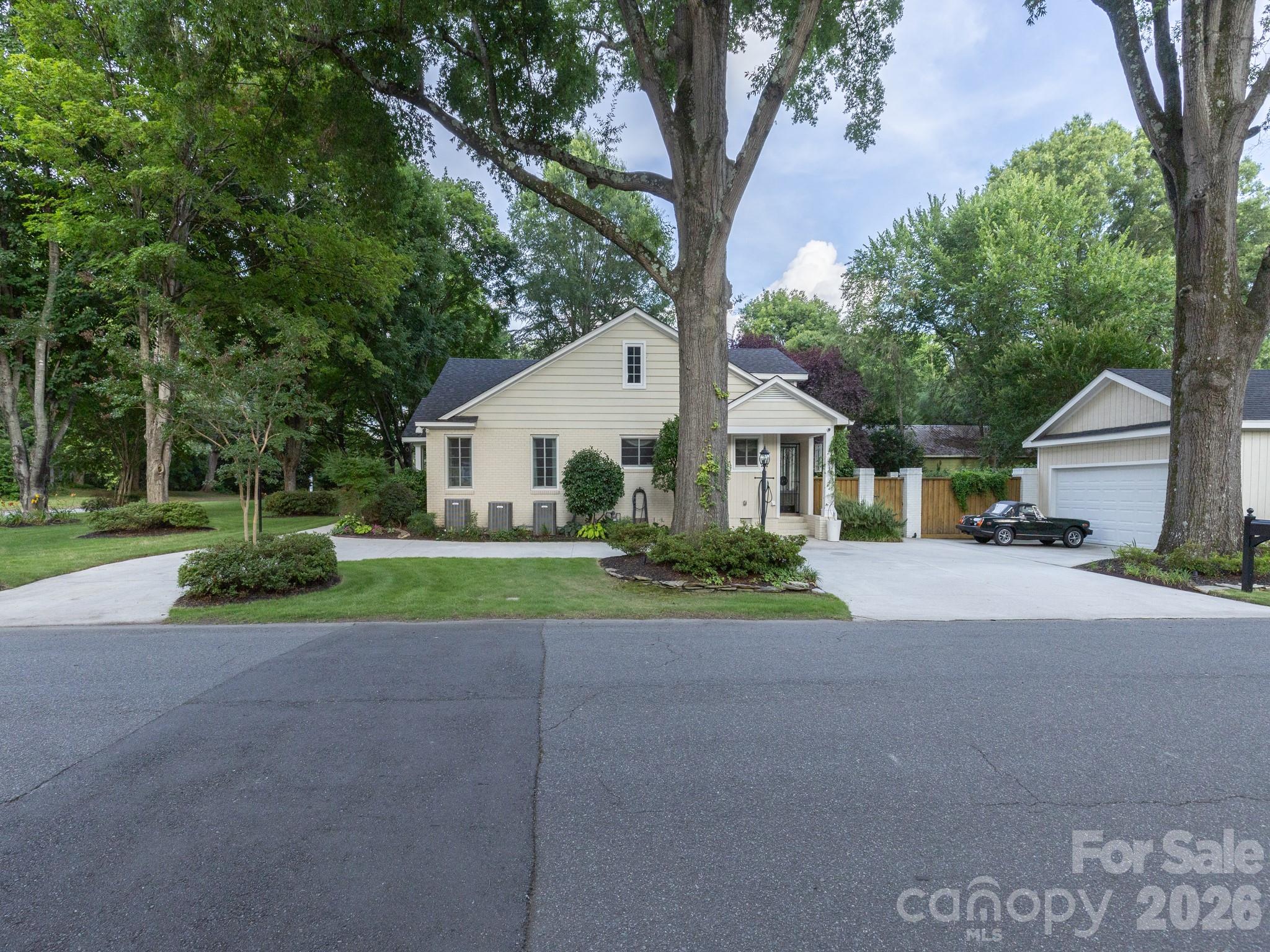 802 E Franklin Street — Monroe