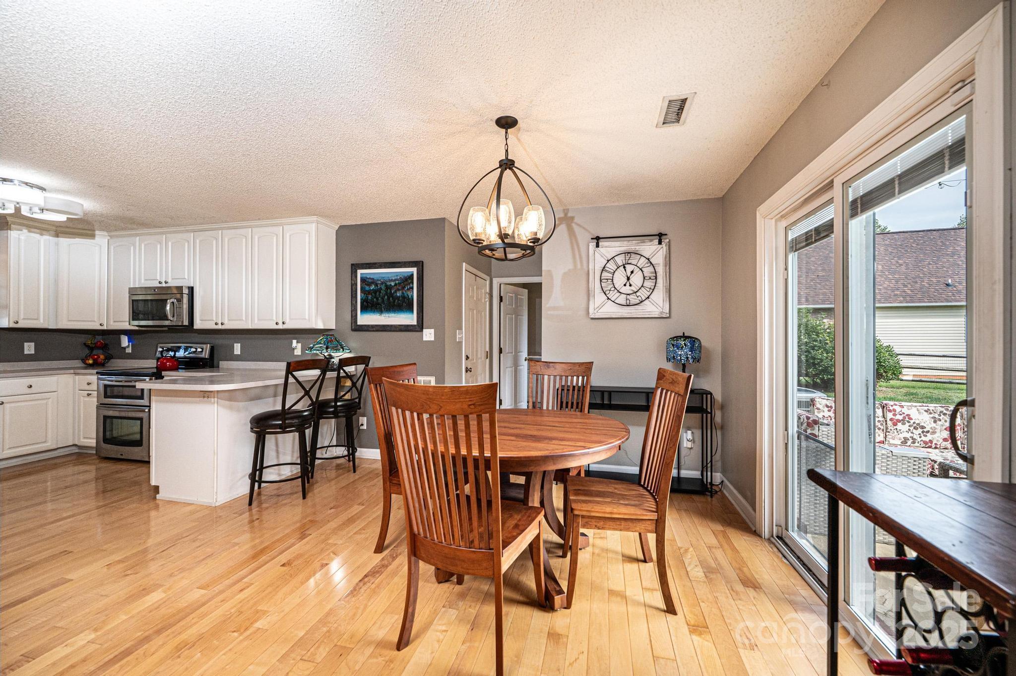 1472 Sweetbriar Lane — Hickory