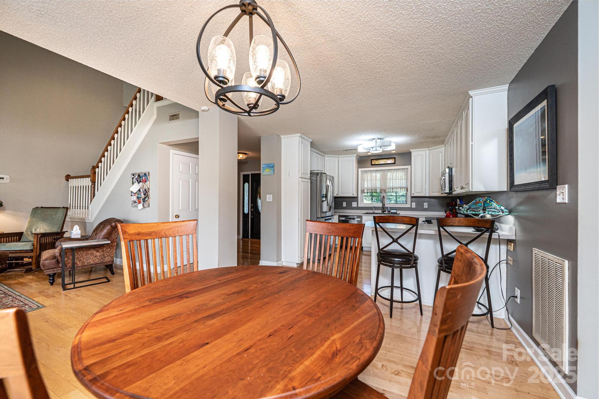 1472 Sweetbriar Lane — Hickory