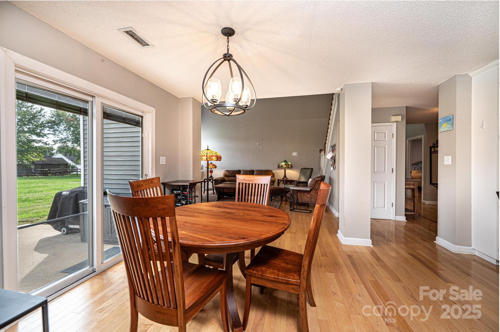1472 Sweetbriar Lane — Hickory