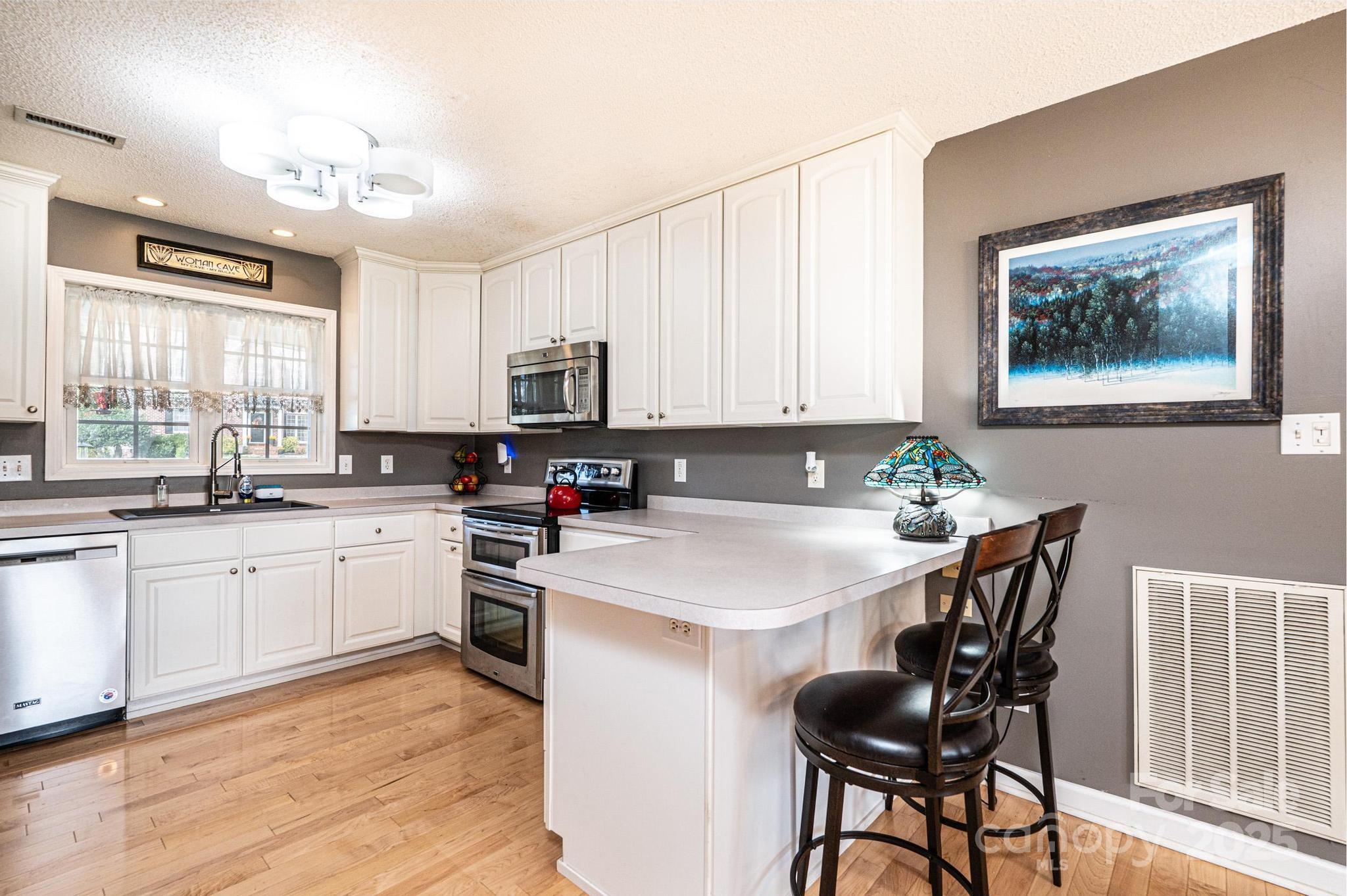 1472 Sweetbriar Lane — Hickory