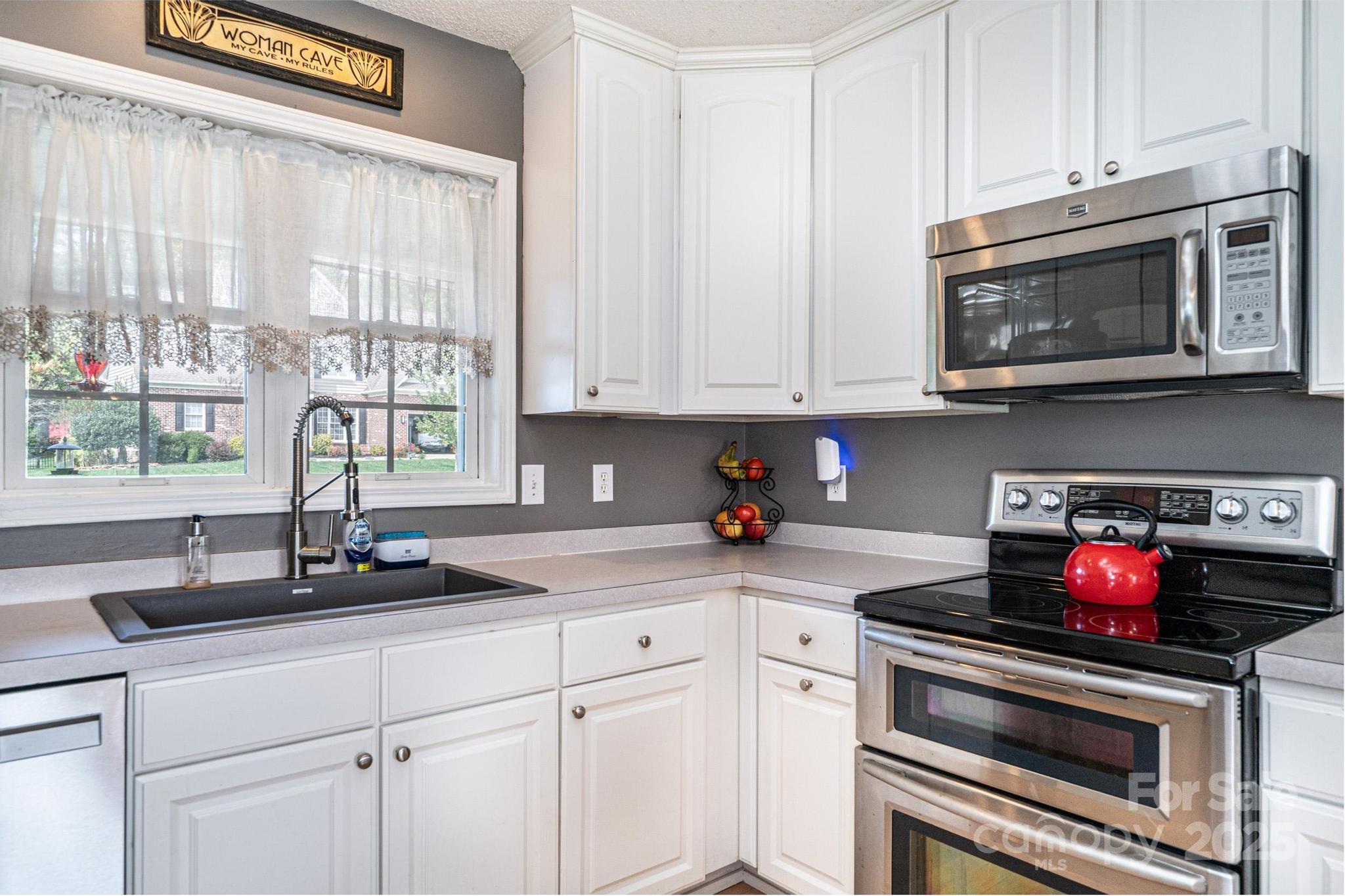 1472 Sweetbriar Lane — Hickory