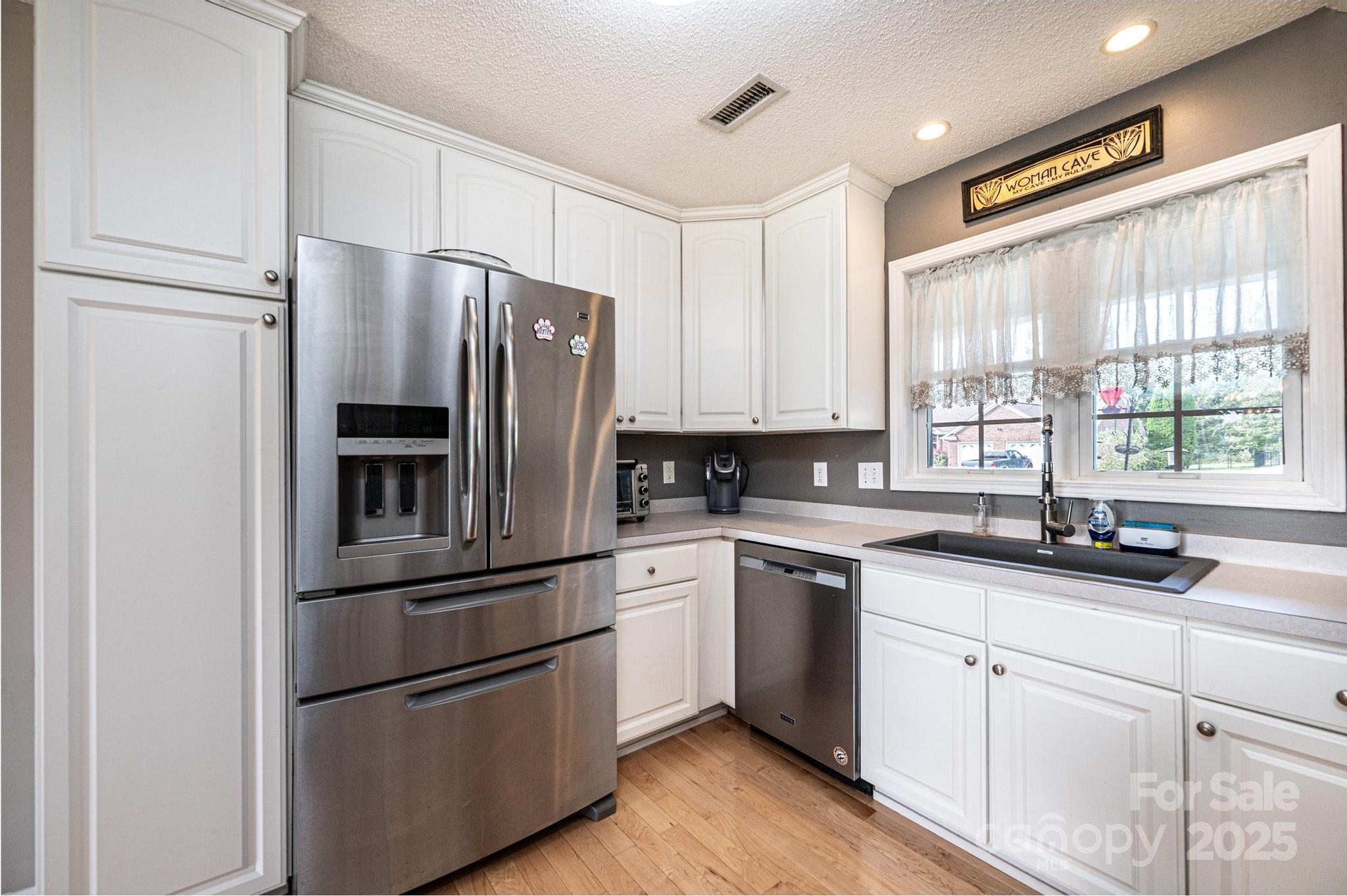 1472 Sweetbriar Lane — Hickory