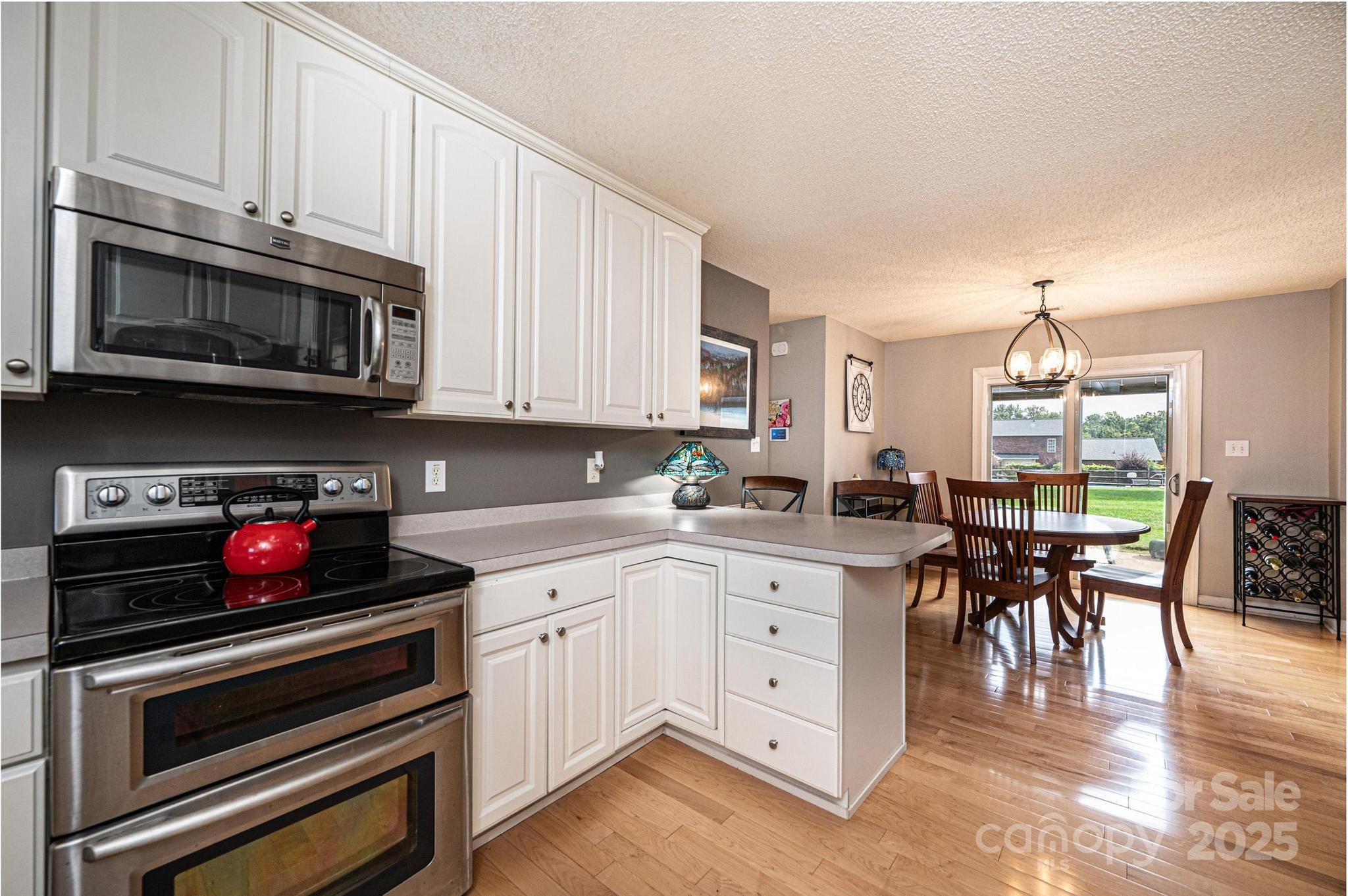1472 Sweetbriar Lane — Hickory