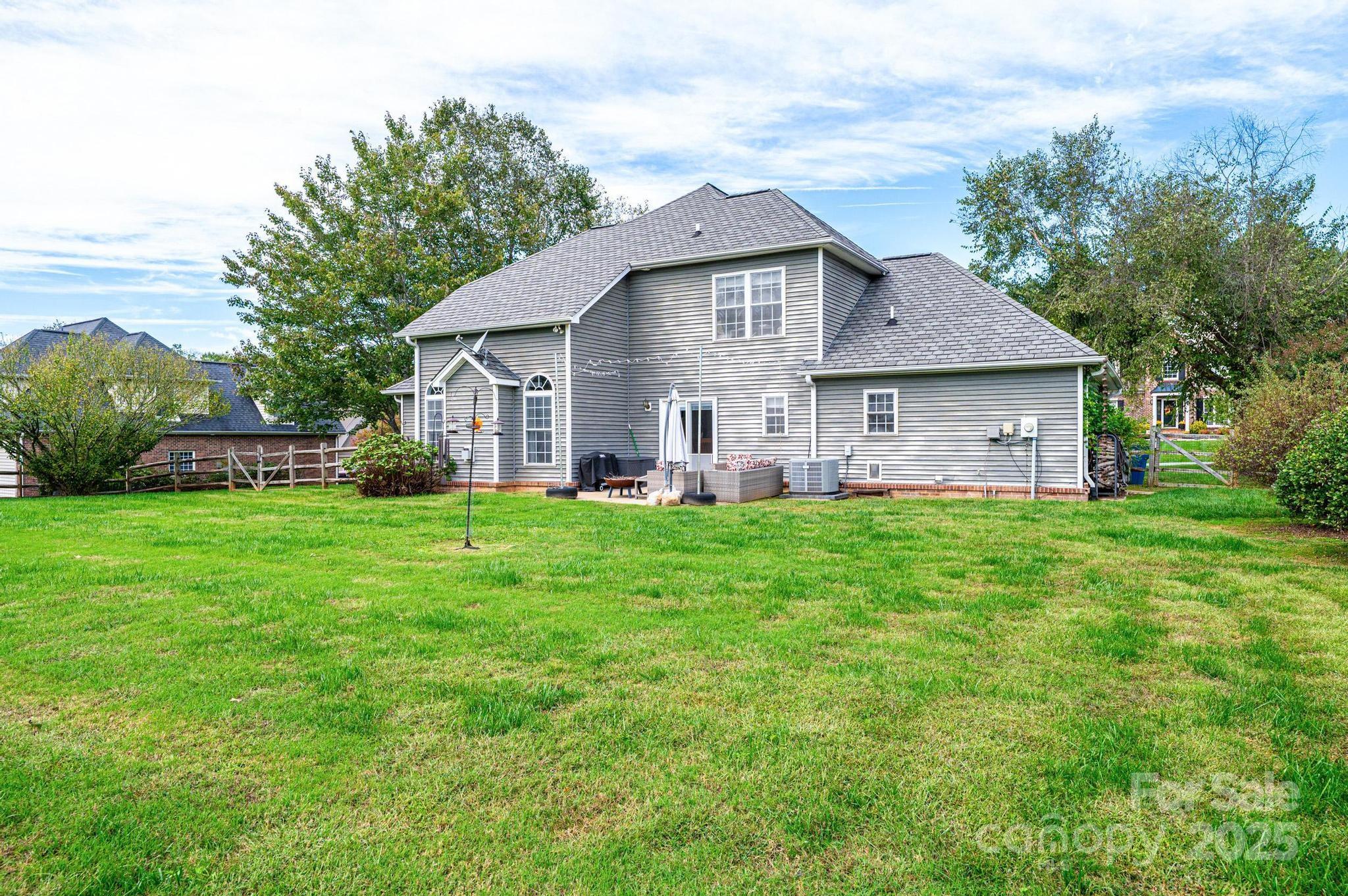 1472 Sweetbriar Lane — Hickory