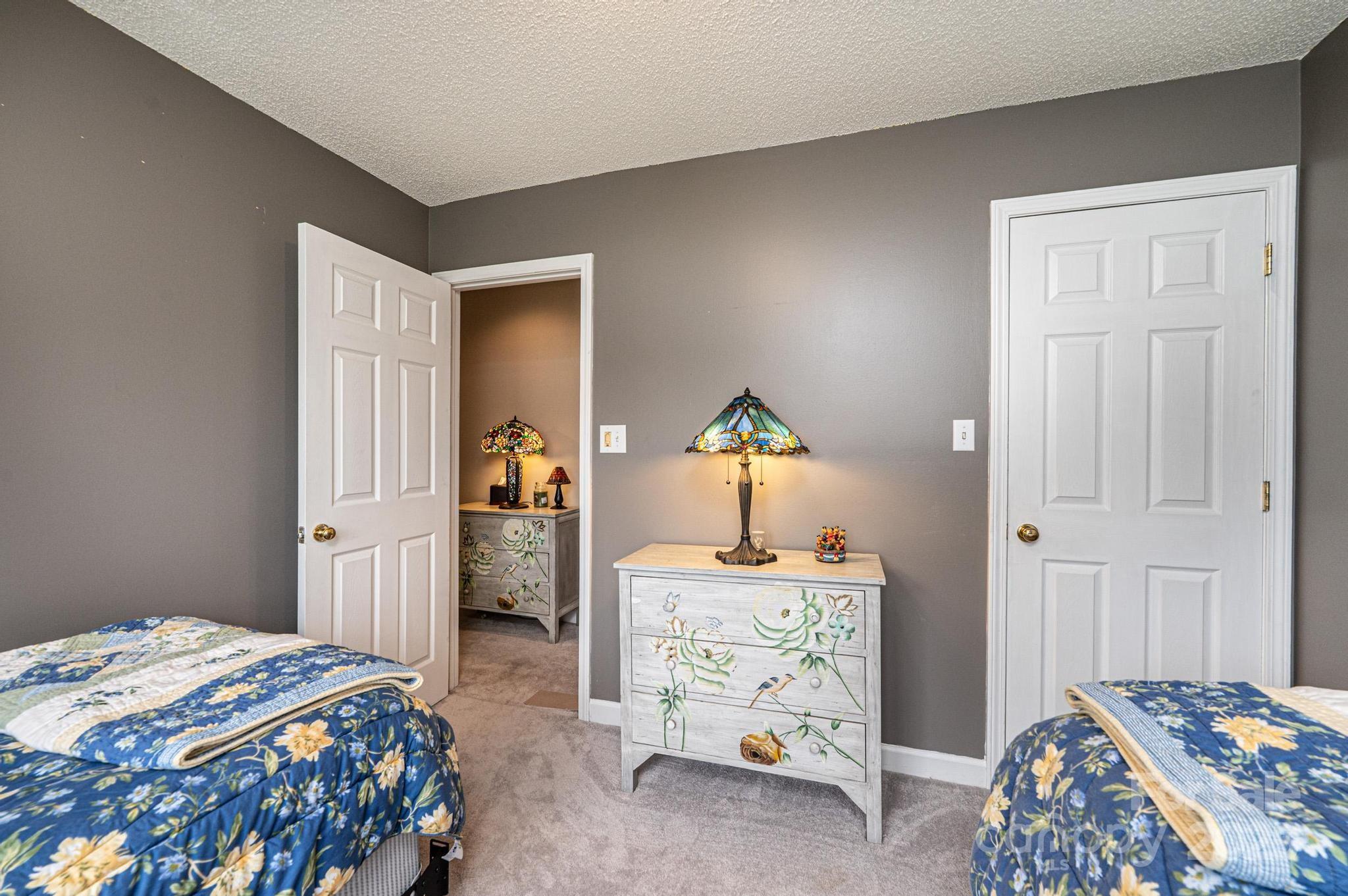 1472 Sweetbriar Lane — Hickory