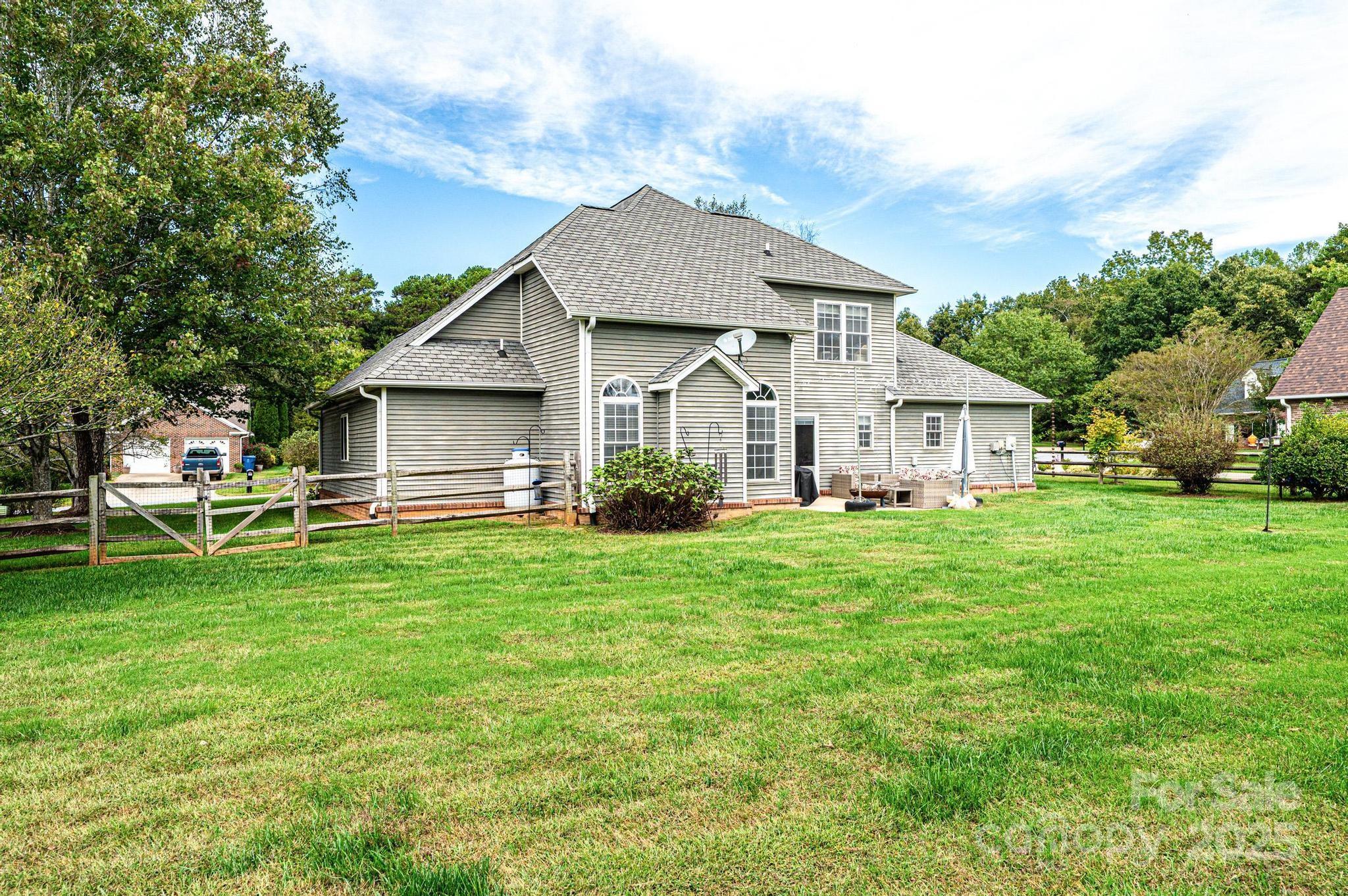 1472 Sweetbriar Lane — Hickory