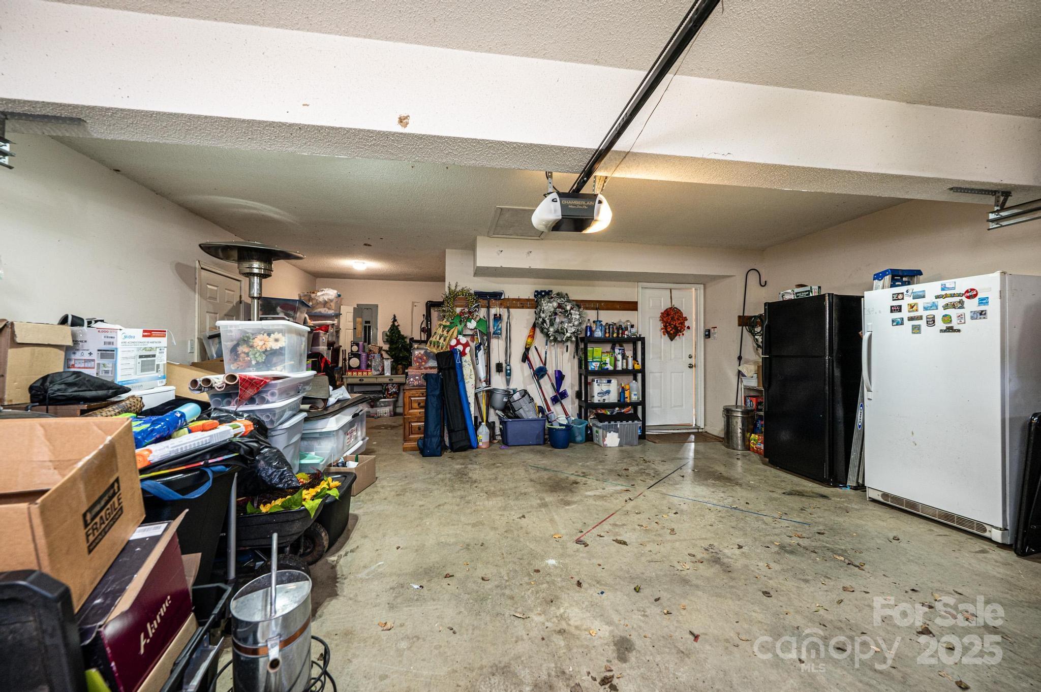 1472 Sweetbriar Lane — Hickory