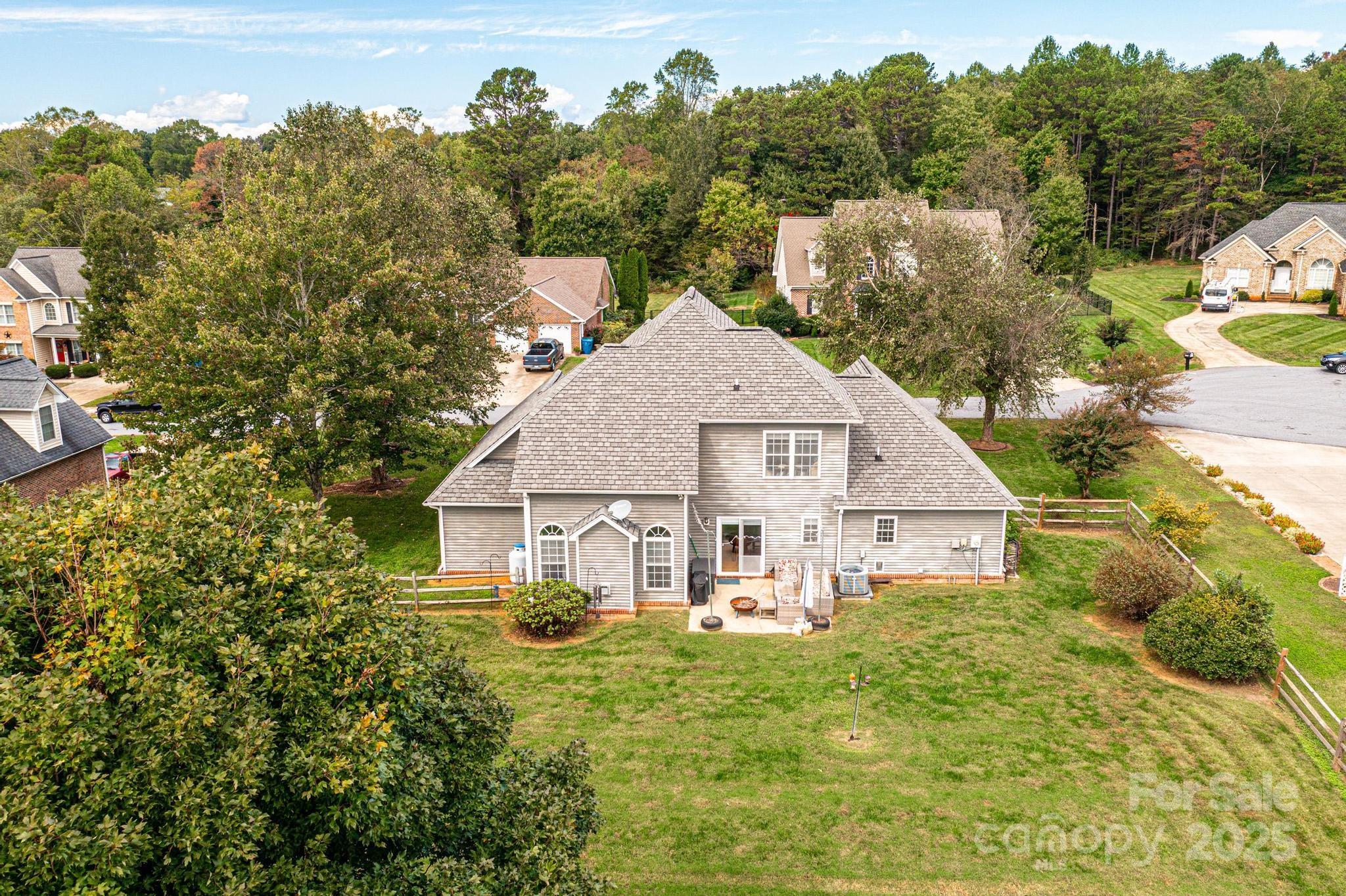 1472 Sweetbriar Lane — Hickory