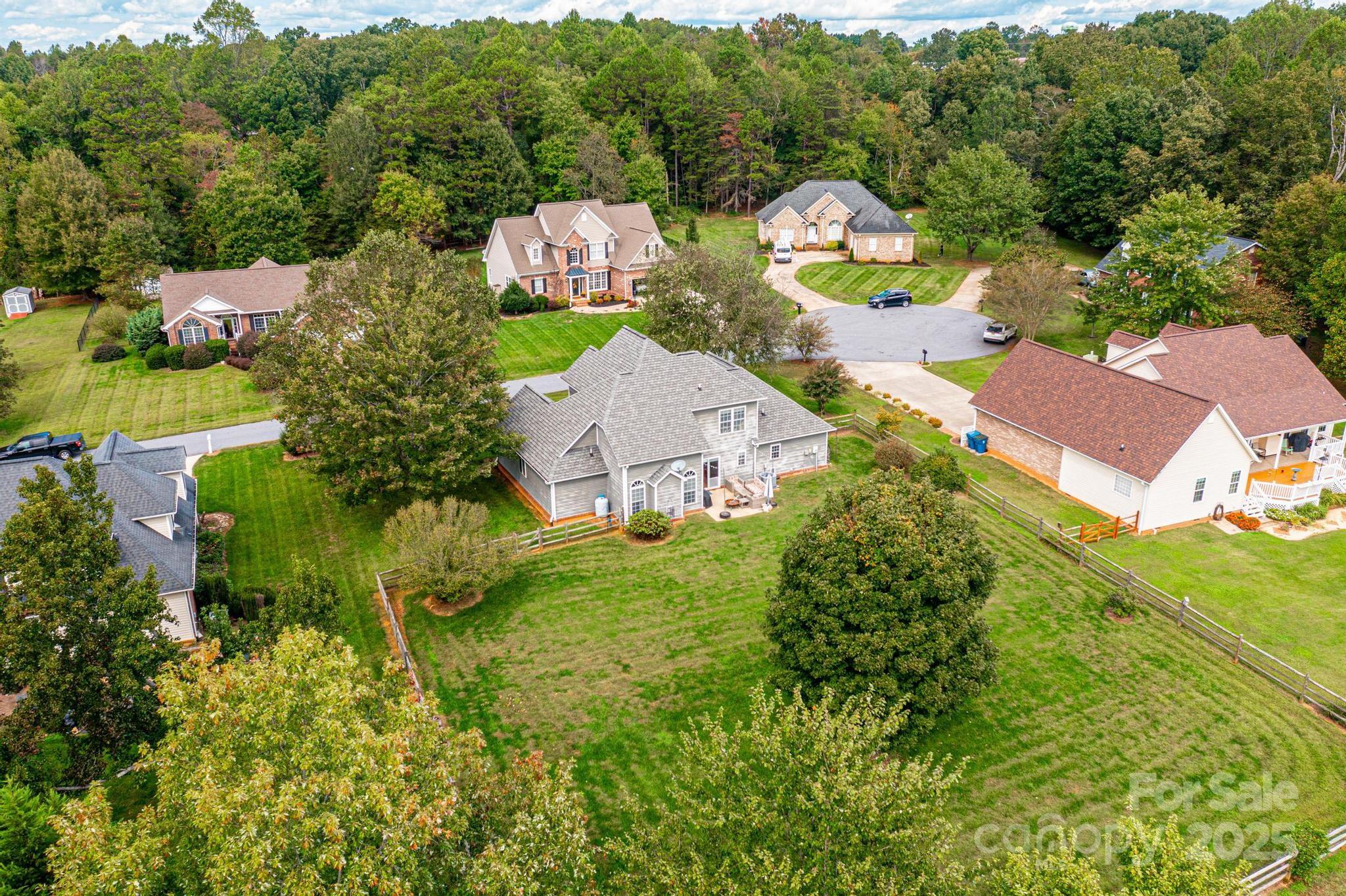 1472 Sweetbriar Lane — Hickory