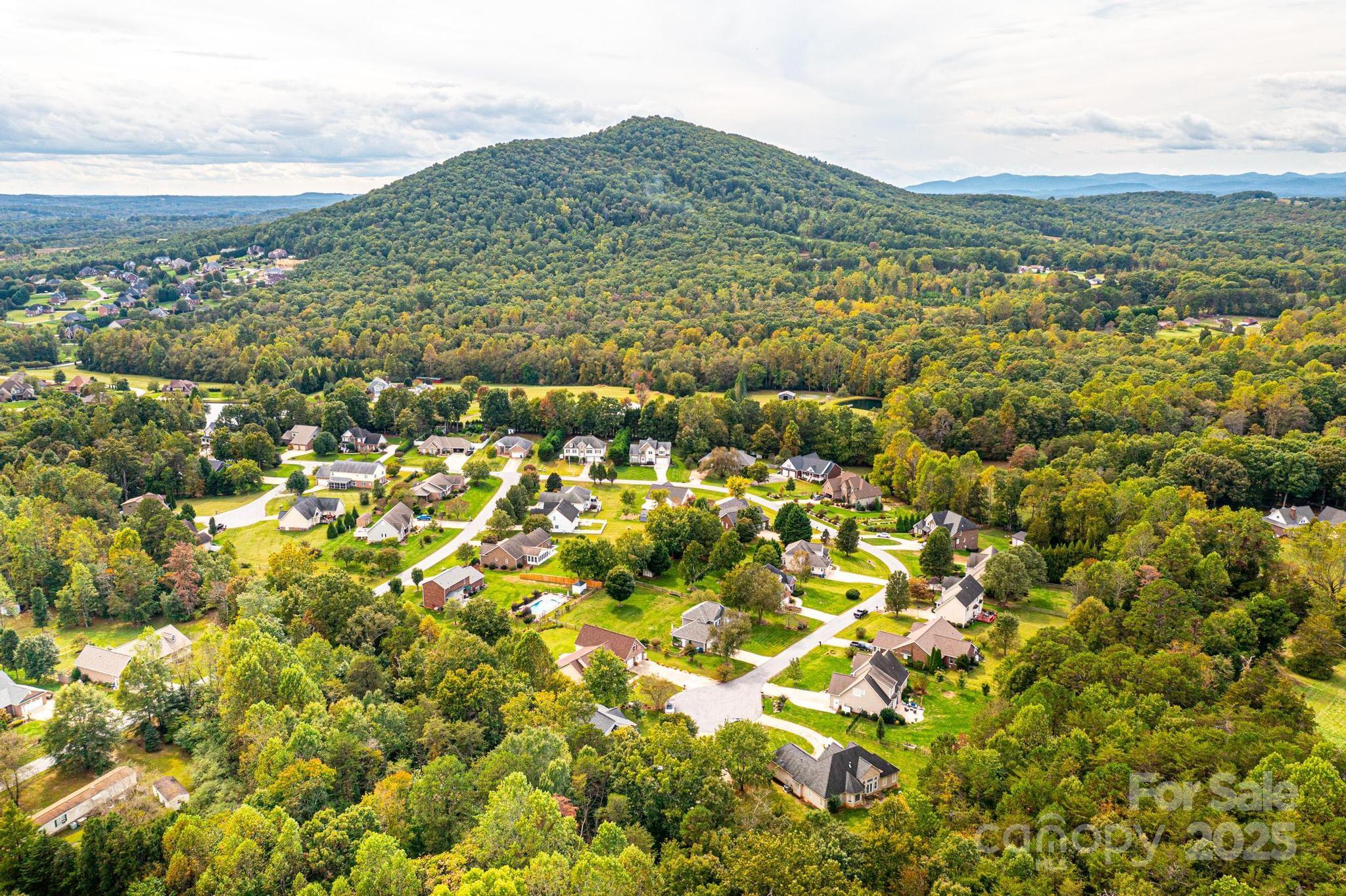 1472 Sweetbriar Lane — Hickory