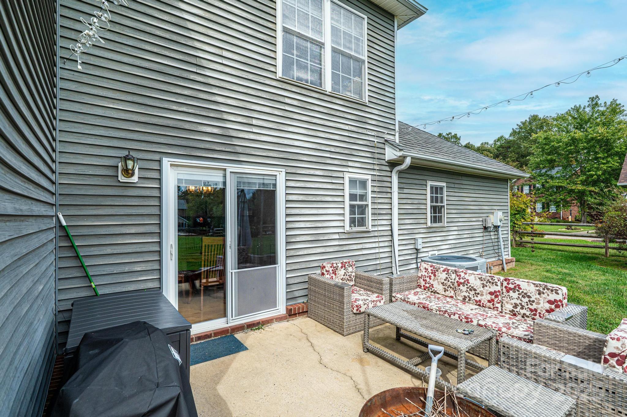 1472 Sweetbriar Lane — Hickory