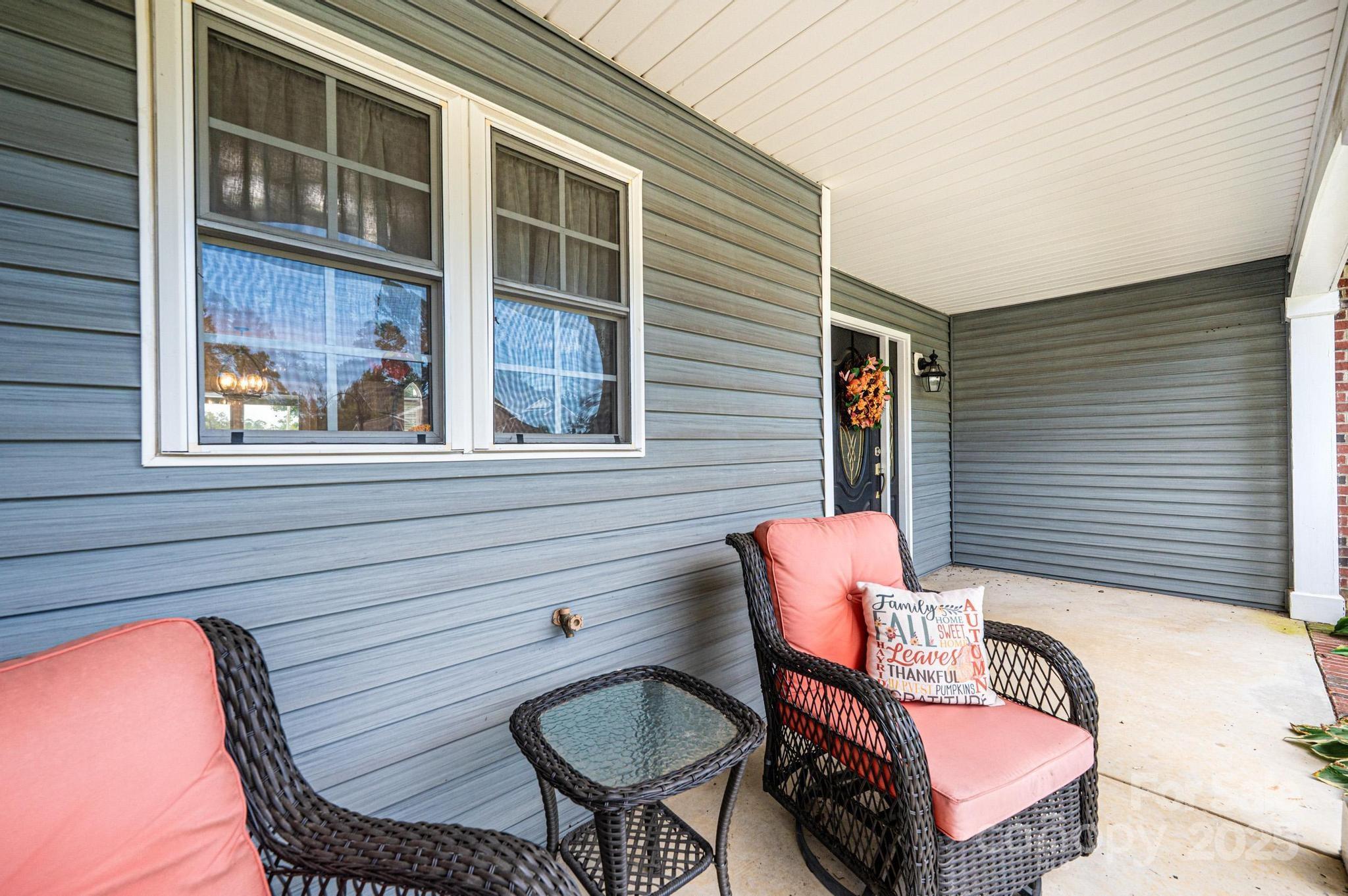 1472 Sweetbriar Lane — Hickory