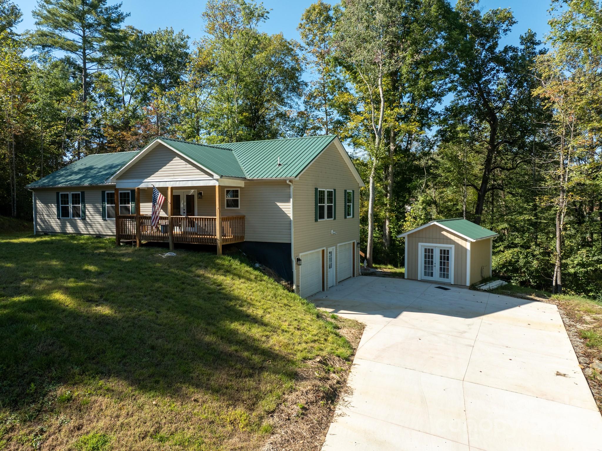 1036 Williamsburg Drive — Lenoir