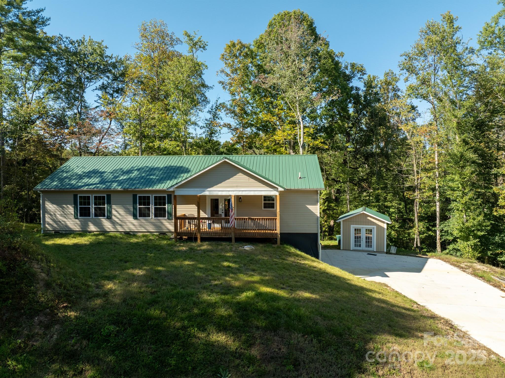 1036 Williamsburg Drive — Lenoir