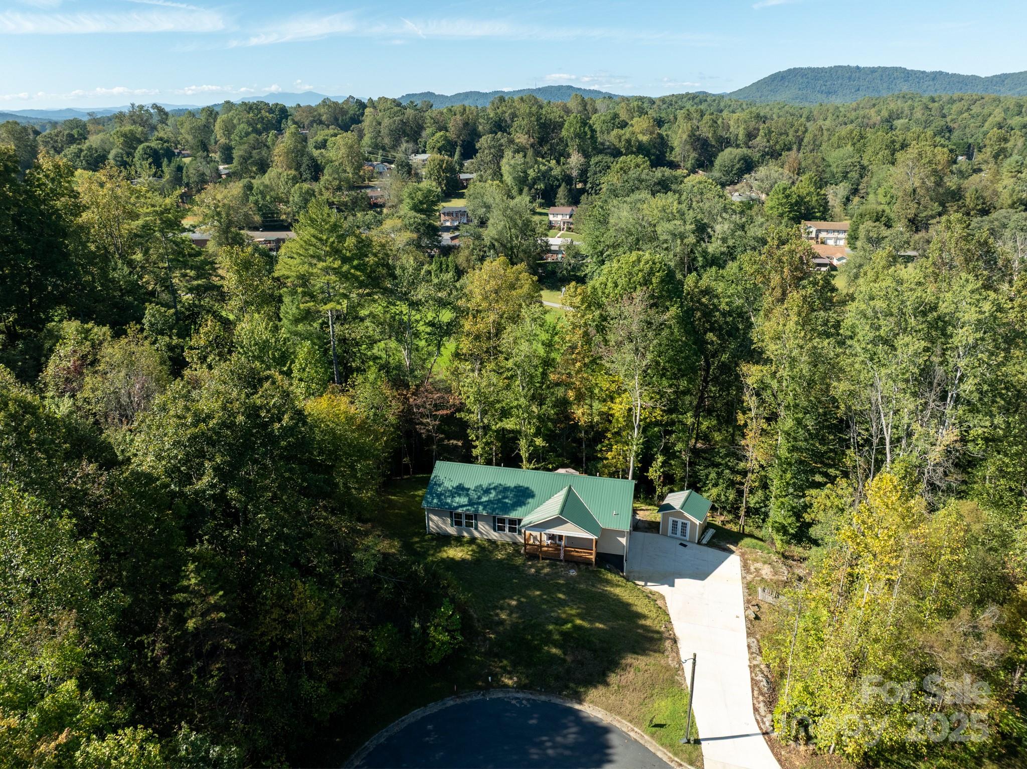 1036 Williamsburg Drive — Lenoir
