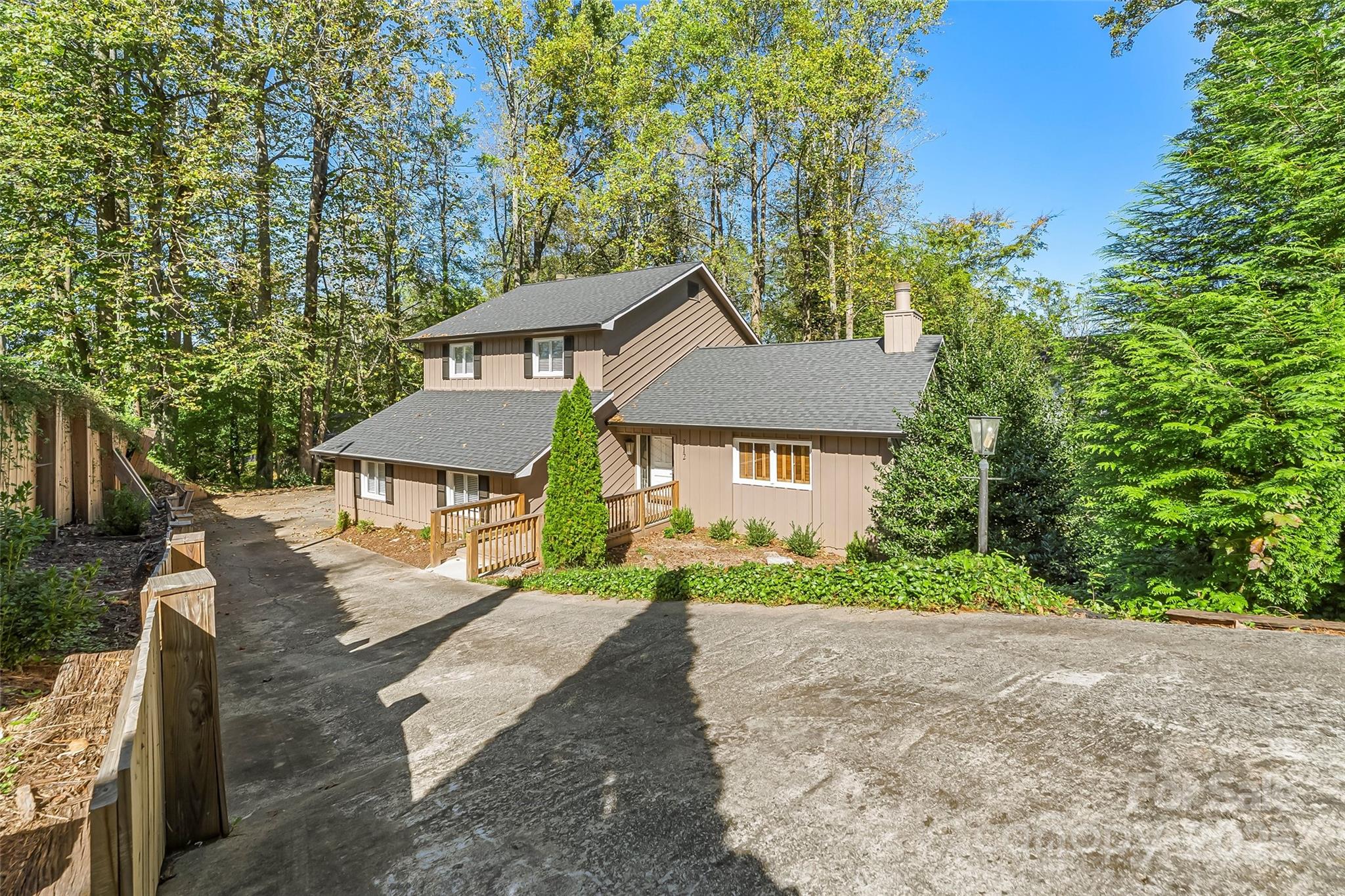212 Riverside Drive — Morganton