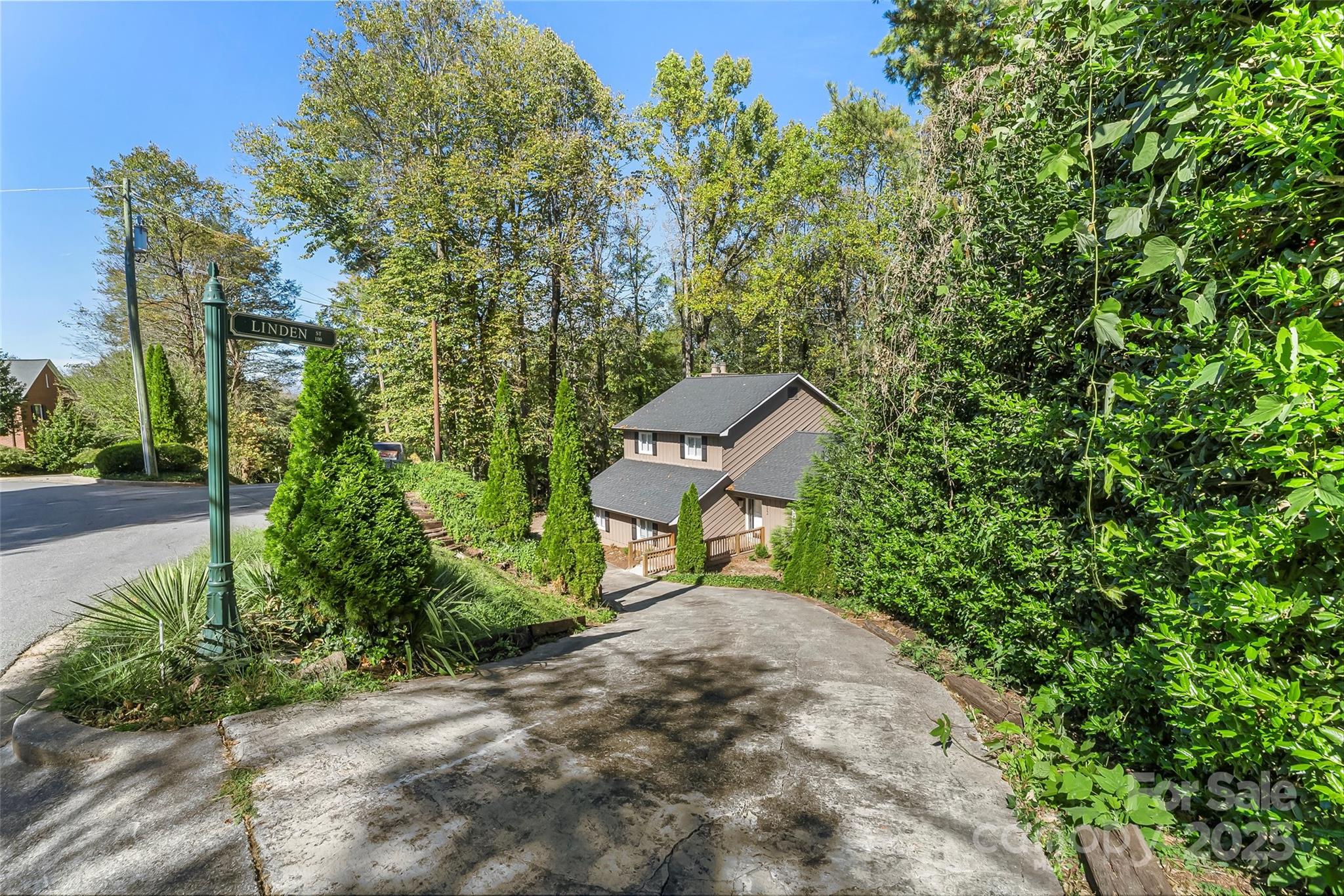 212 Riverside Drive — Morganton
