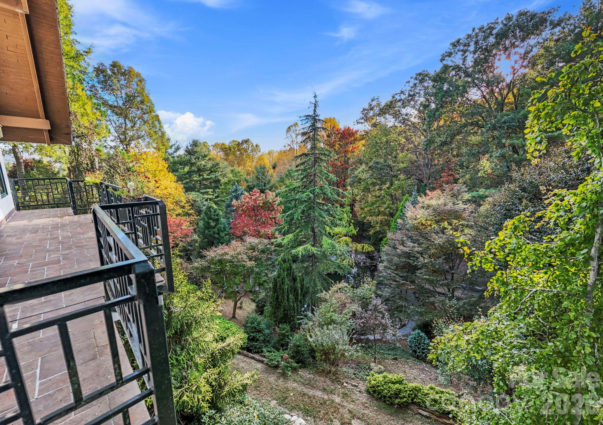 31 Ridge Drive S — Hendersonville