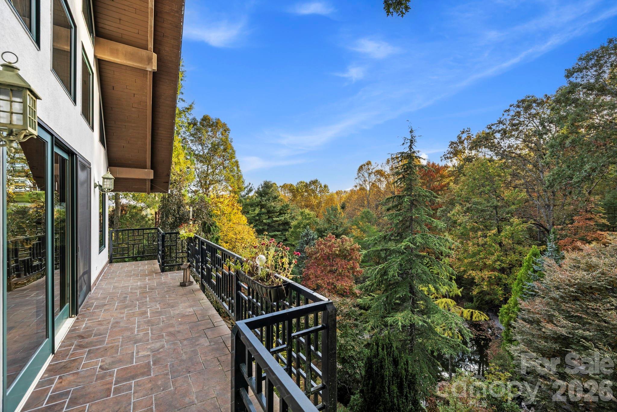 31 Ridge Drive S — Hendersonville