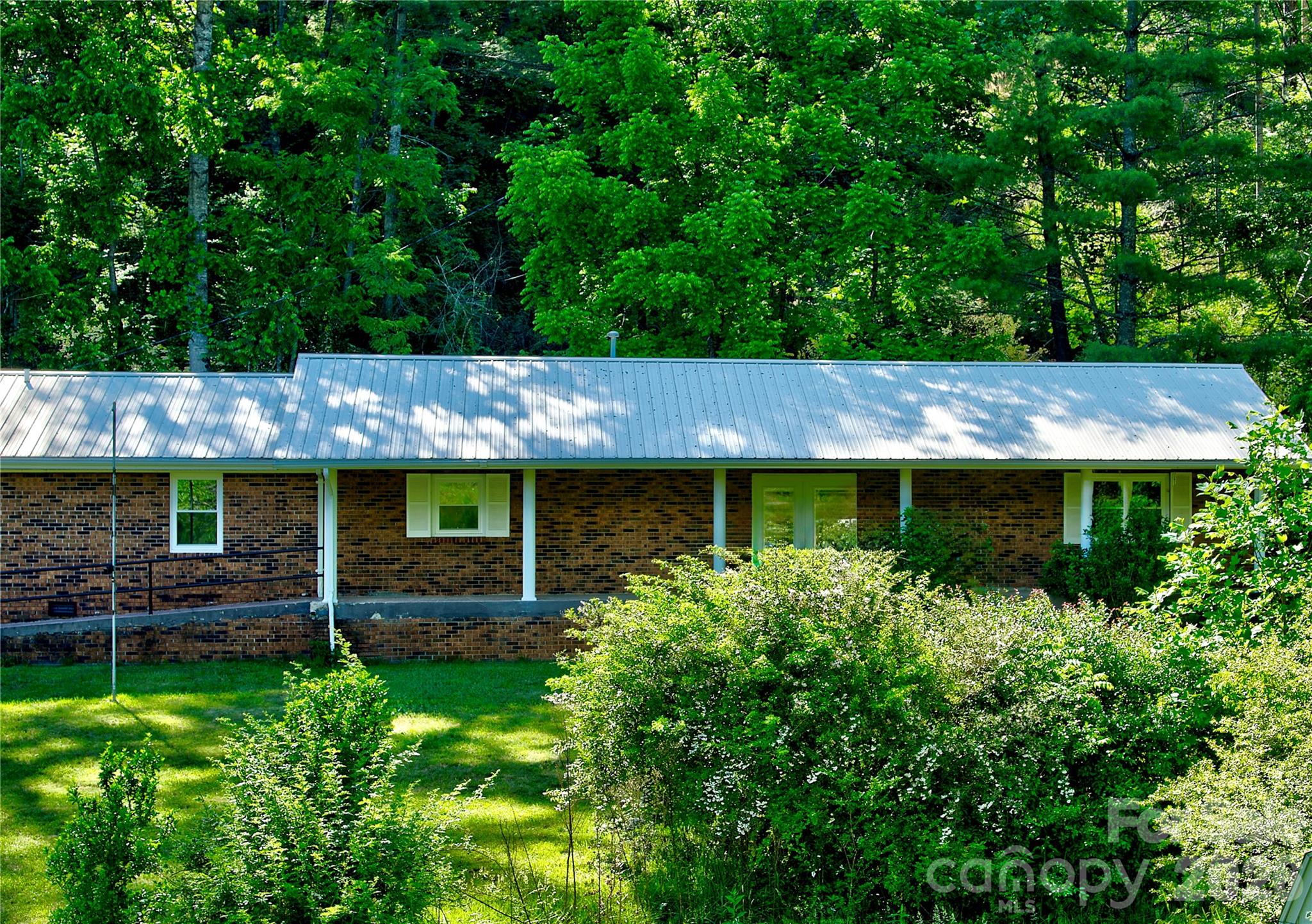 208 Murdock Road — Bakersville
