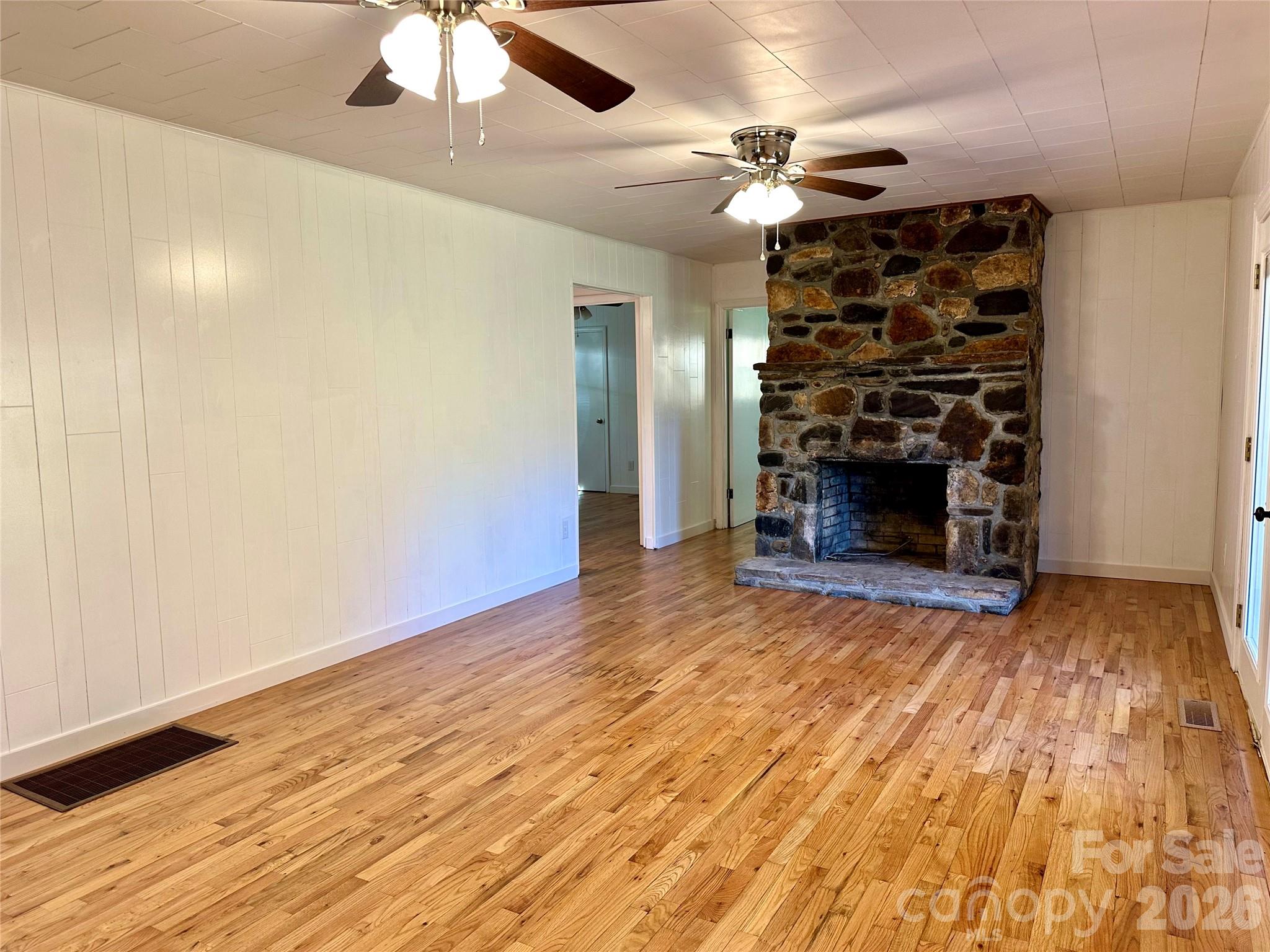 208 Murdock Road — Bakersville