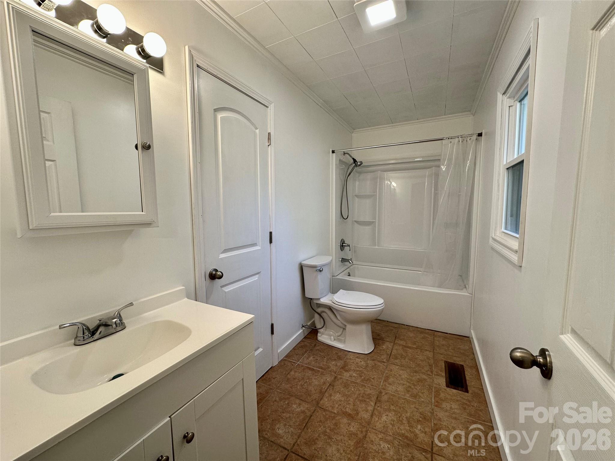 208 Murdock Road — Bakersville