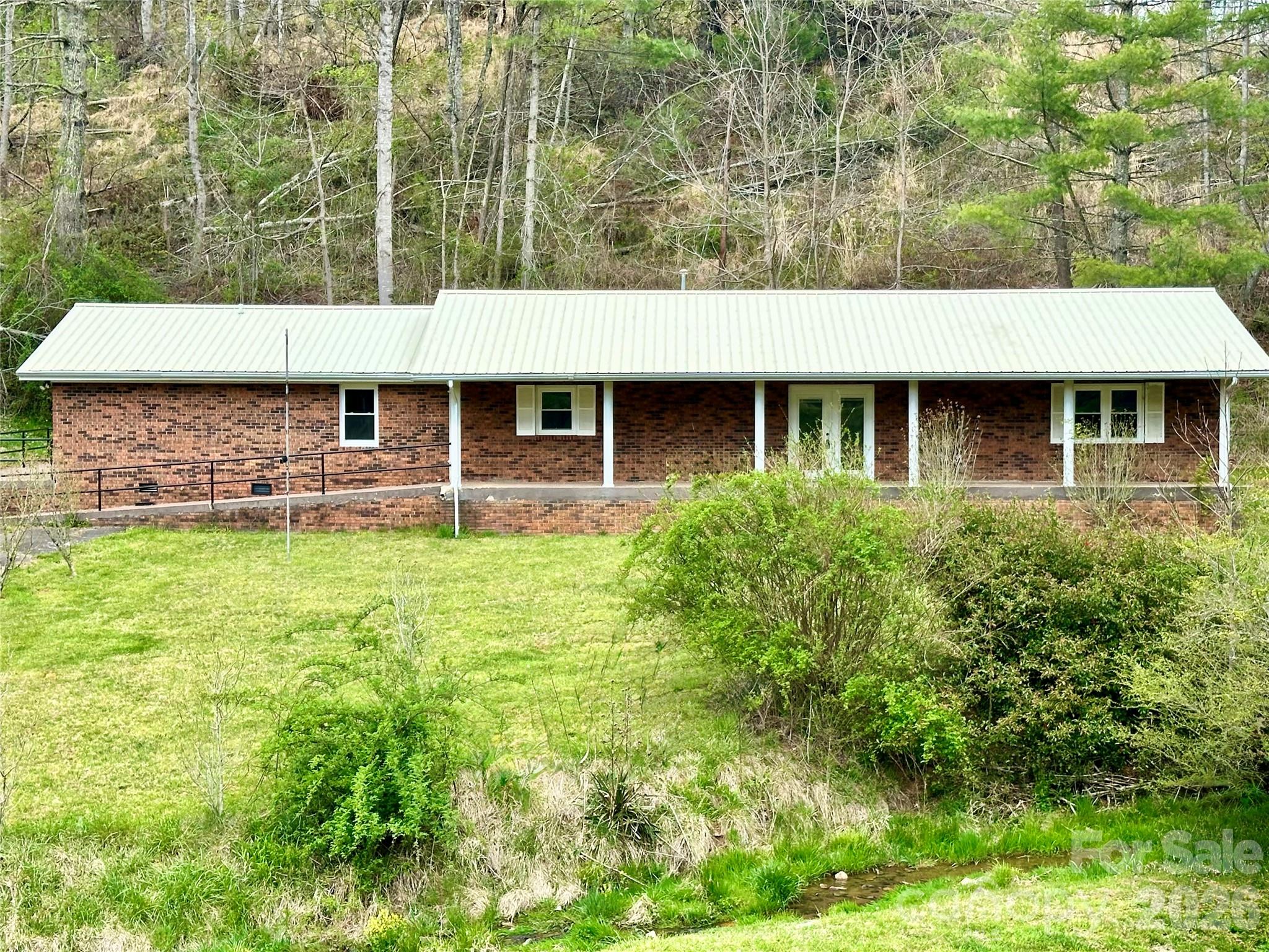 208 Murdock Road — Bakersville