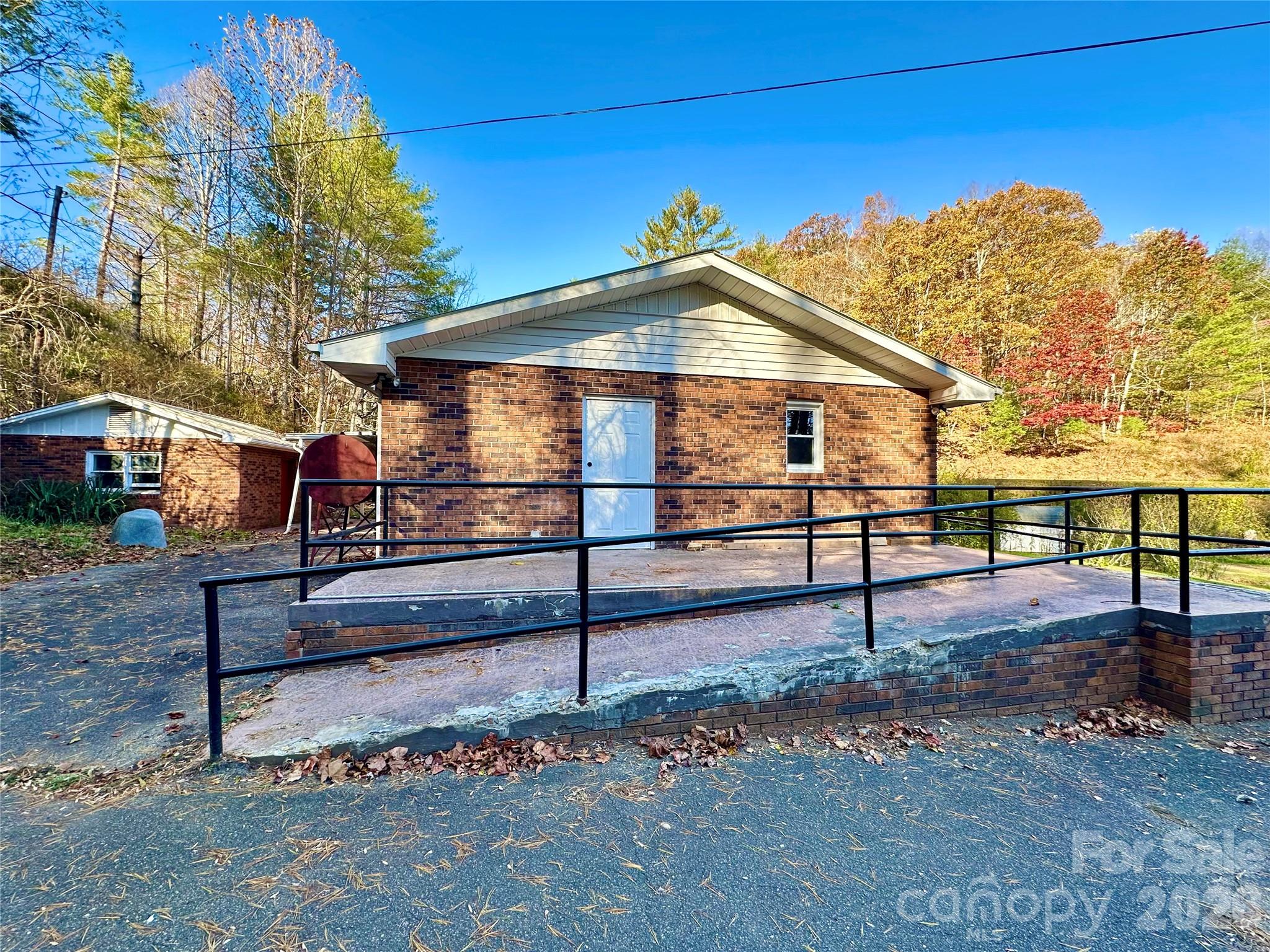 208 Murdock Road — Bakersville