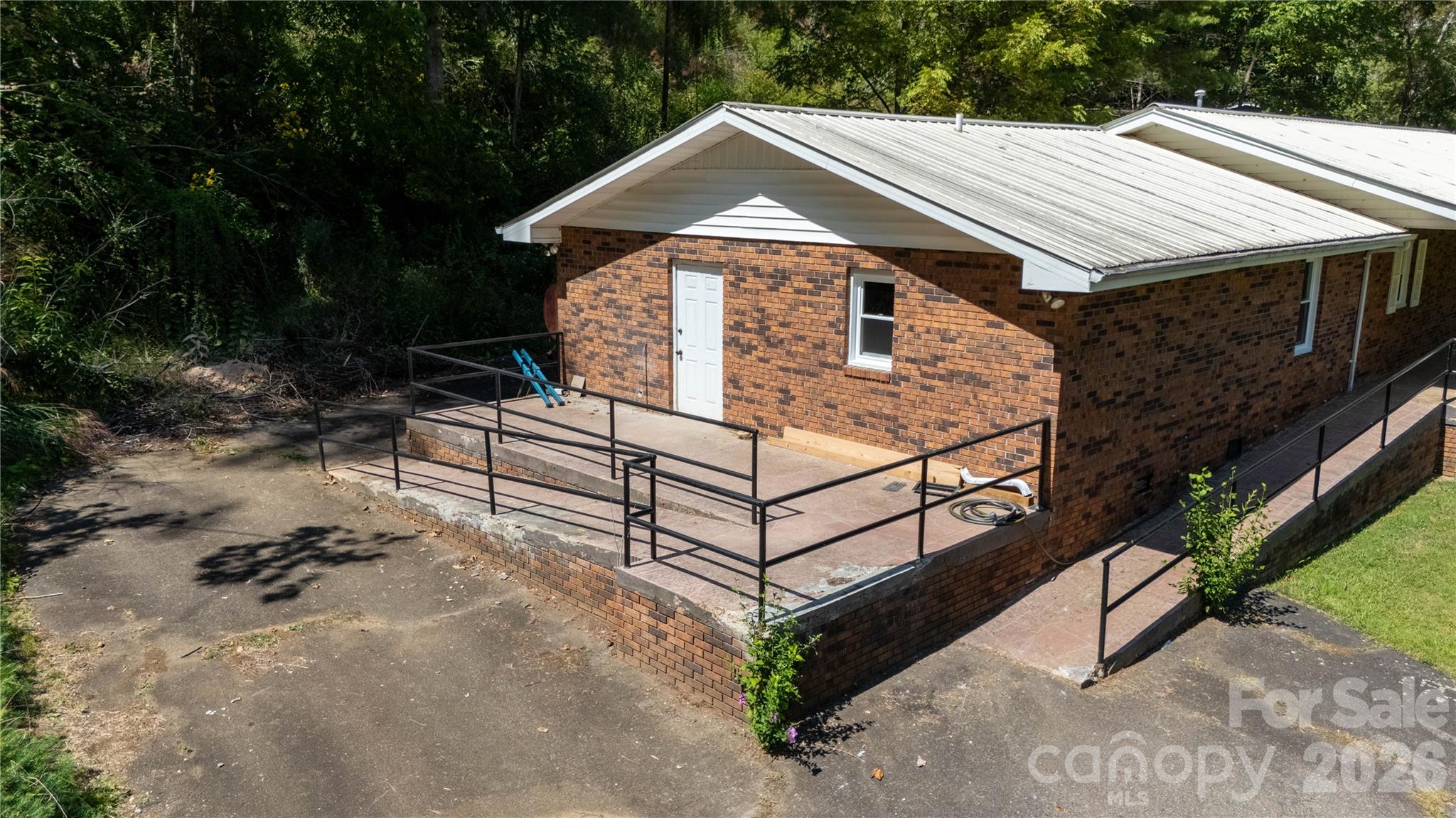 208 Murdock Road — Bakersville