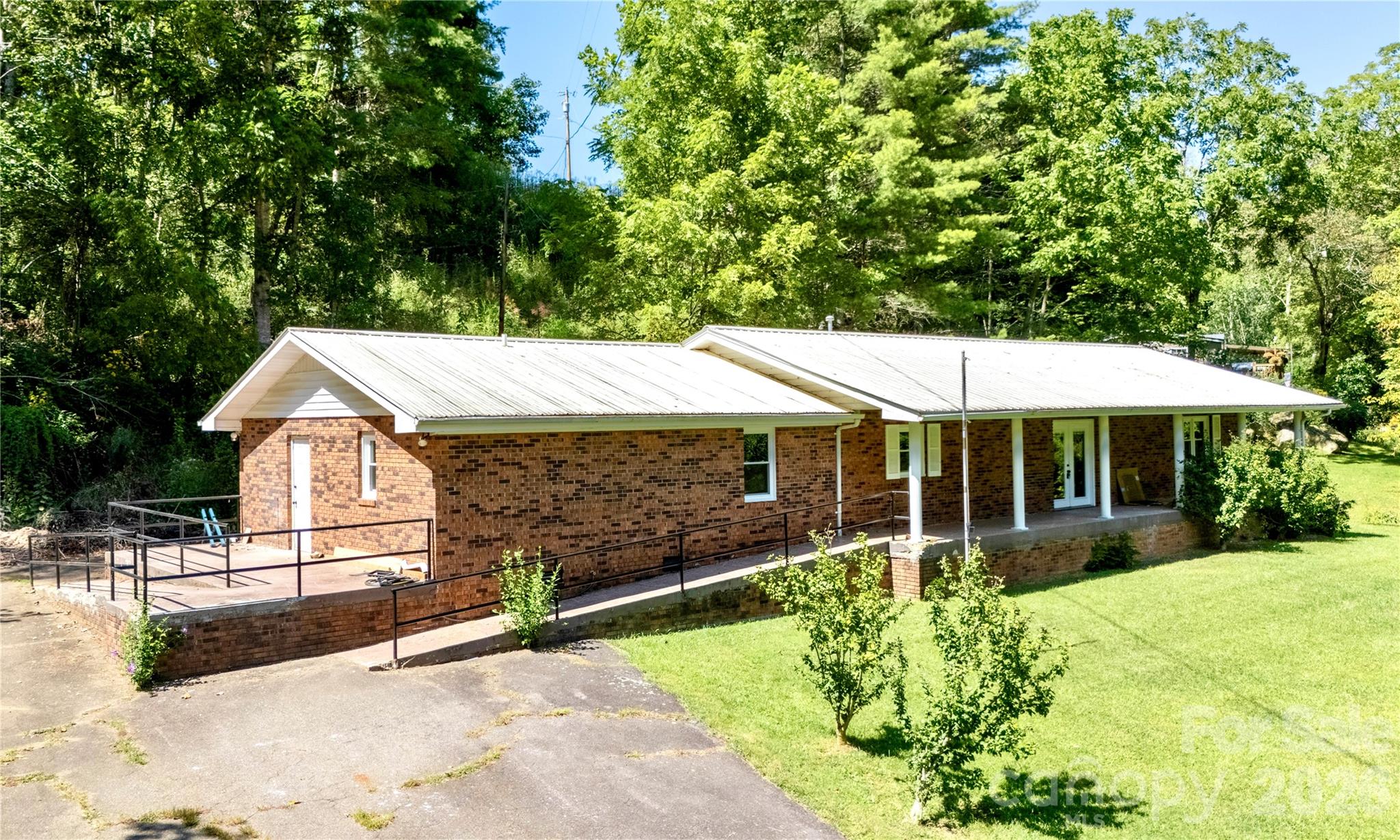 208 Murdock Road — Bakersville