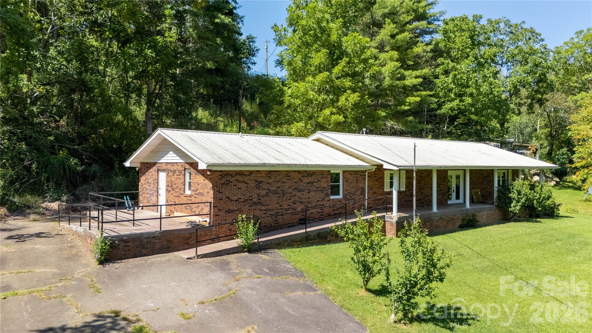 208 Murdock Road — Bakersville