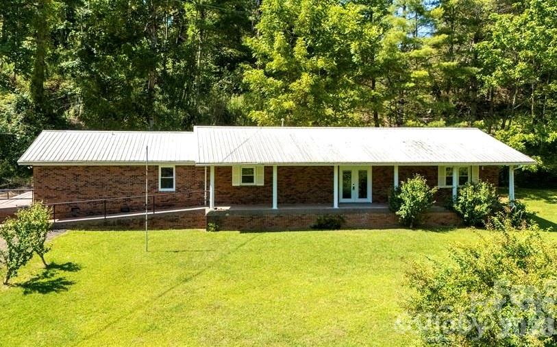 208 Murdock Road — Bakersville