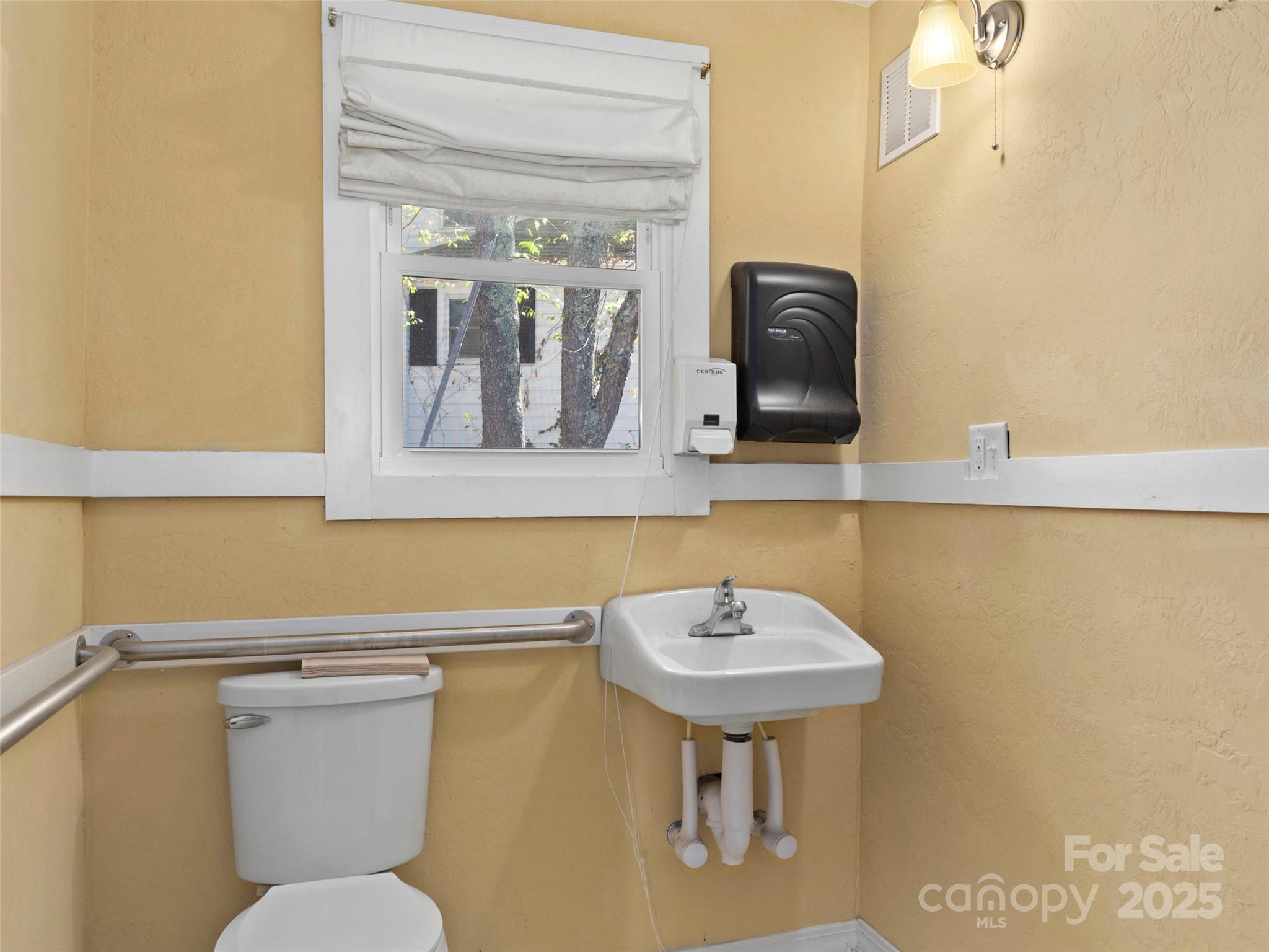 99 Walnut Street — Waynesville