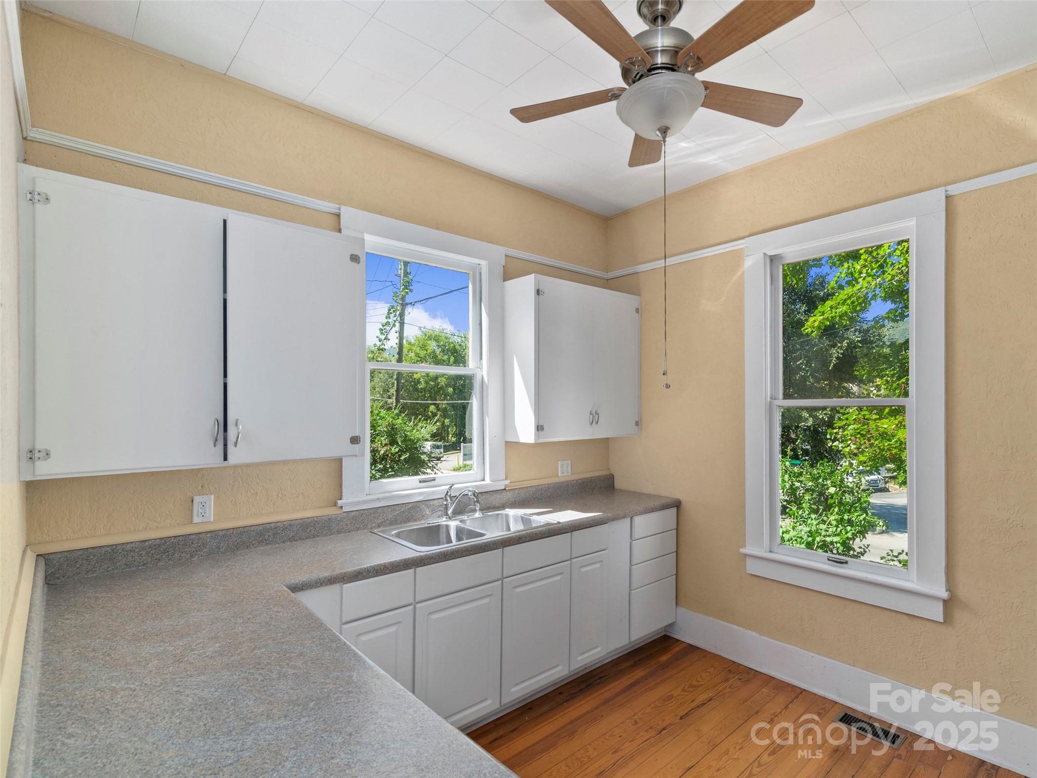 99 Walnut Street — Waynesville