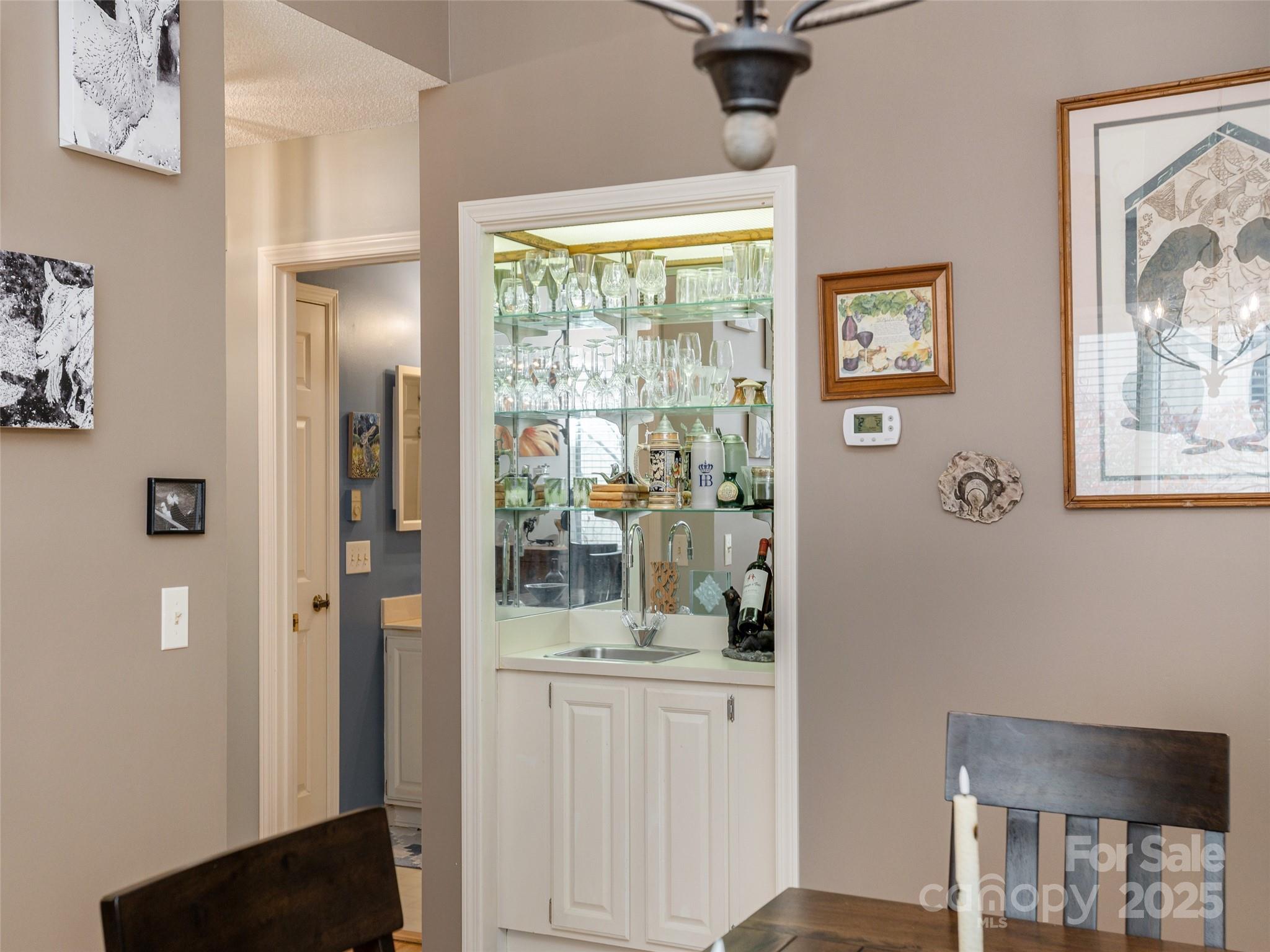 606 Red Oak Drive — Hendersonville