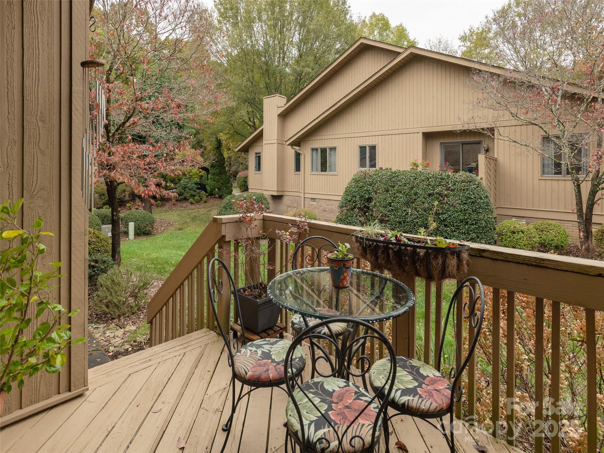 606 Red Oak Drive — Hendersonville