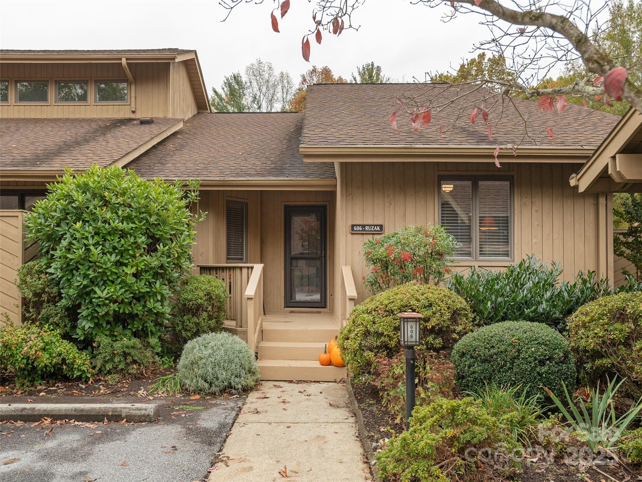 606 Red Oak Drive — Hendersonville