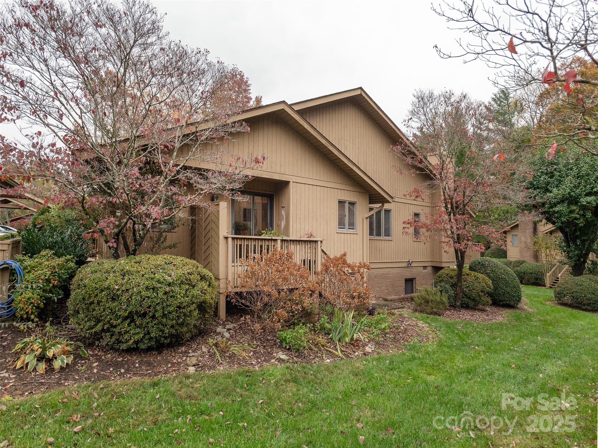 606 Red Oak Drive — Hendersonville